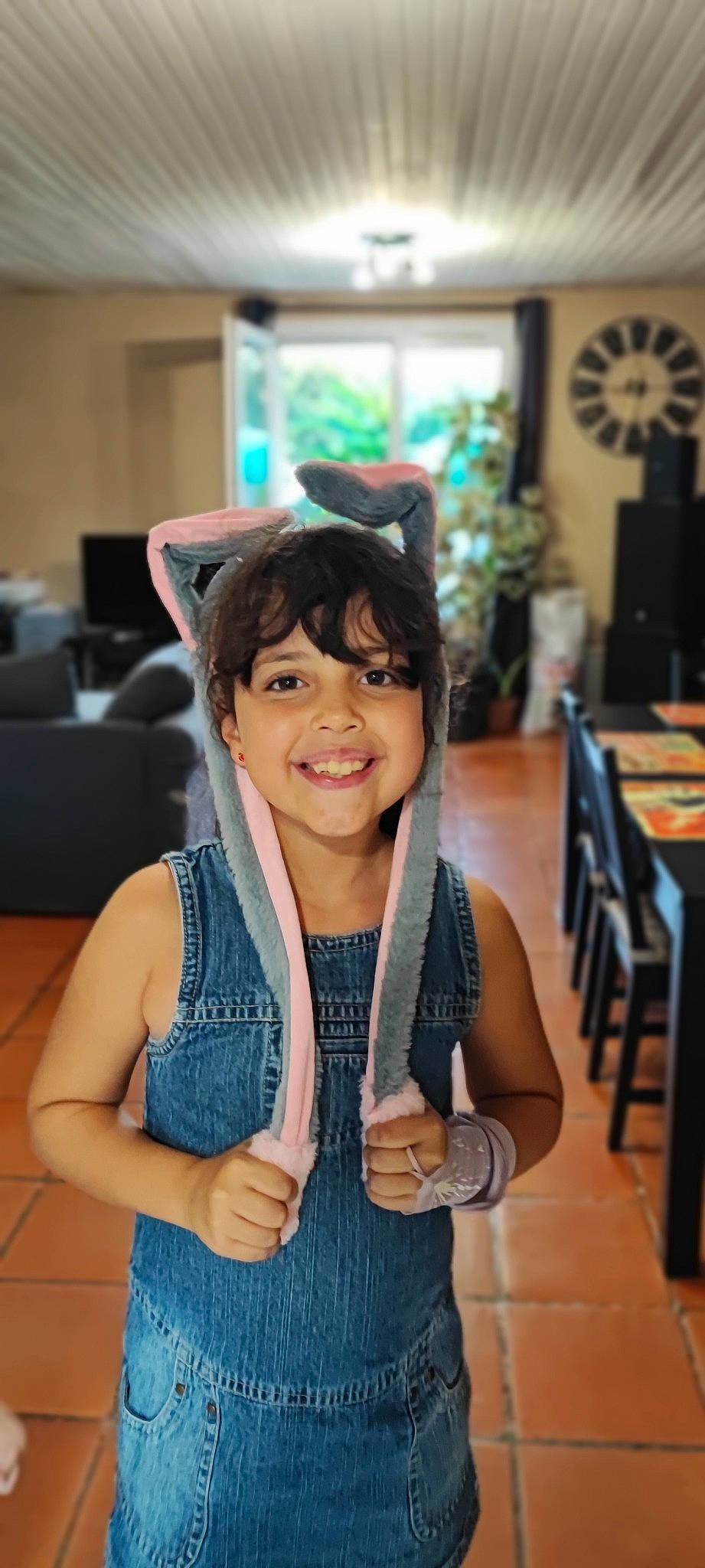 Lyanna a rejoint le concours — aidez-le/la à gagner de superbes lots ! bangs, black_hair, chair, dartboard, darts, event, fashion, fashion_accessory, fashion_design, fun, happy, jewellery, joy, leisure, necklace, person, recreation, smile, table, toddler