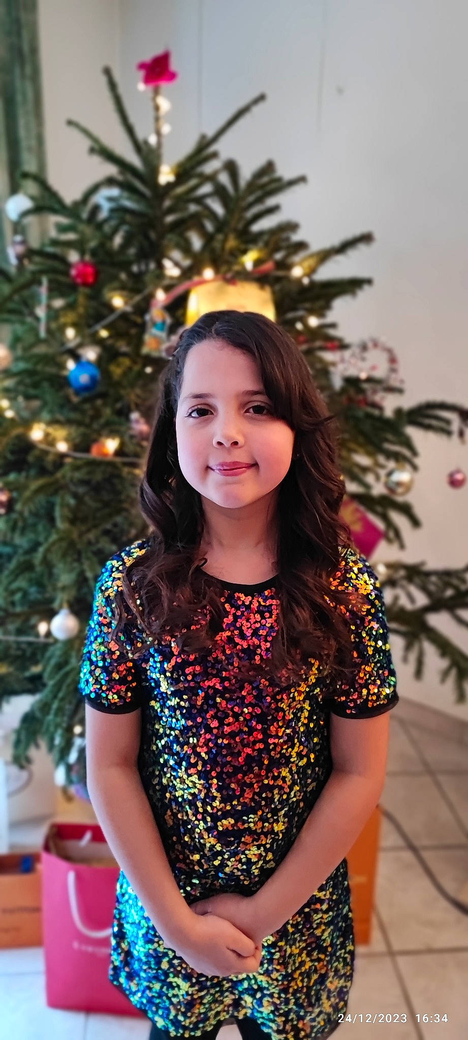 Lyanna participe au concours pour gagner de l'argent avec cette photo : blond, brown_hair, christmas_decoration, christmas_ornament, christmas_tree, electric_blue, event, eye, fashion_accessory, fashion_design, fun, happy, jewellery, joy, long_hair, magenta, outerwear, pattern, person, sleeve