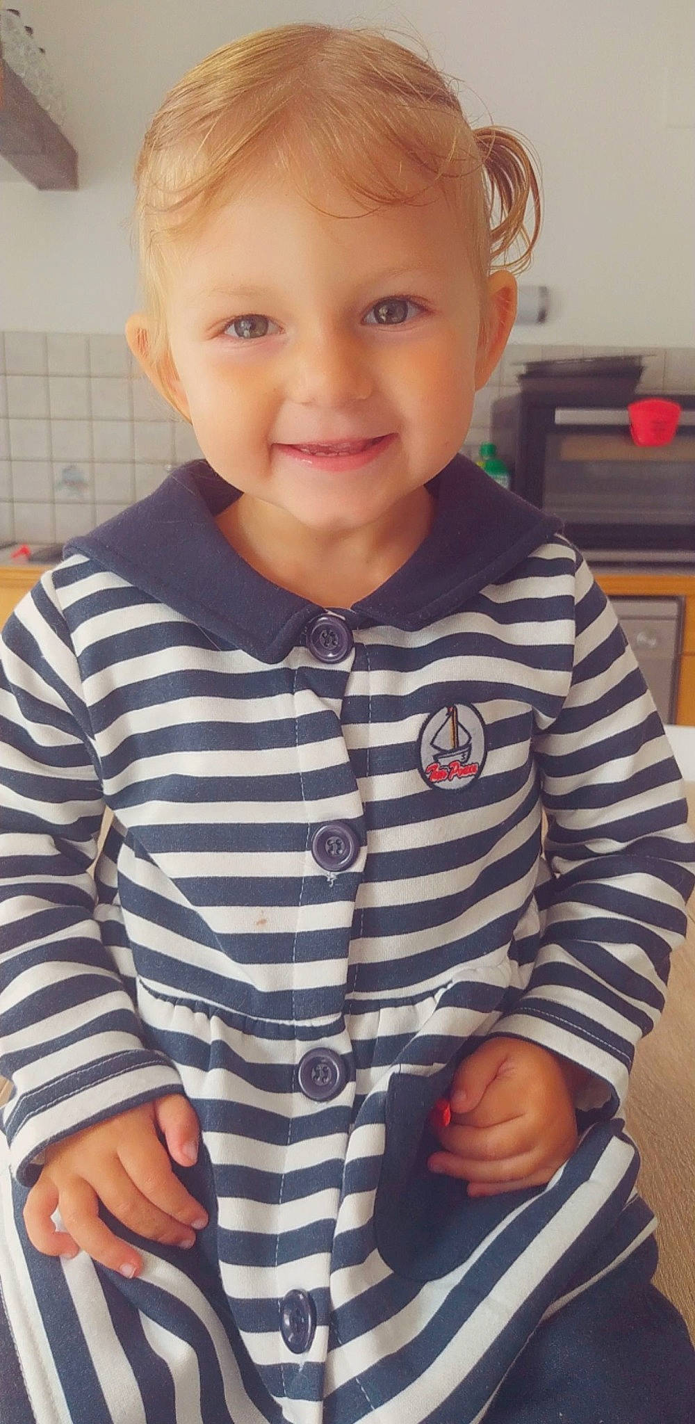 Denerys a rejoint le concours — aidez-le/la à gagner de superbes lots ! baby_toddler_clothing, cheek, child, clothing, collar, eye, face, facial_expression, finger, hair, head, iris, joy, nose, person, skin, sleeve, smile, standing, t_shirt