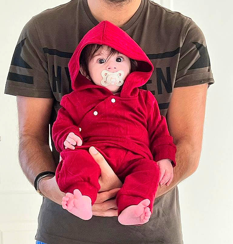 Ezra participe au concours pour gagner de l'argent avec cette photo : baby, baby_toddler_clothing, clothing, collar, comfort, dress, eye, face, gesture, happy, headwear, human_body, joint, leg, outerwear, person, pink, product, shoulder, sleeve