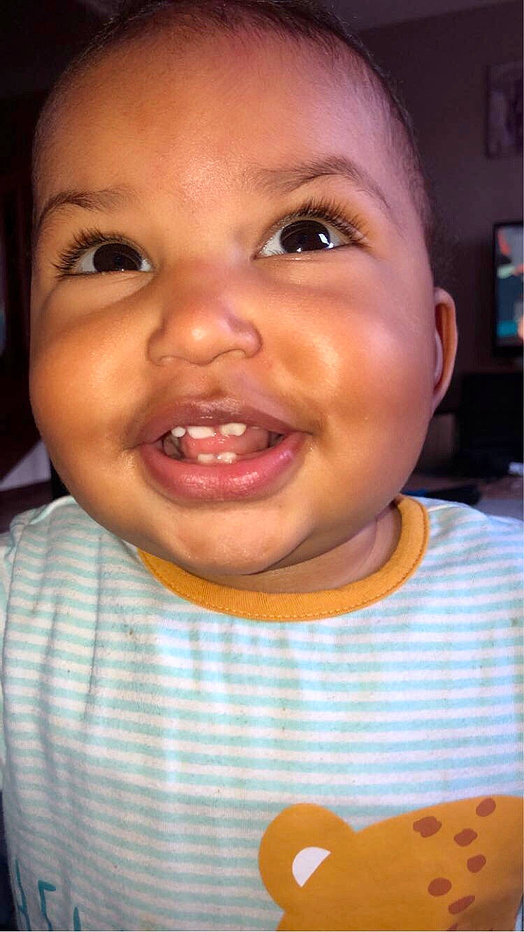 Mahdî participe au concours pour gagner de l'argent avec cette photo : cheek, chin, ear, eyebrow, eyelash, forehead, happy, human_body, iris, jaw, lip, mouth, neck, nose, organ, person, skin, sleeve, smile, tongue