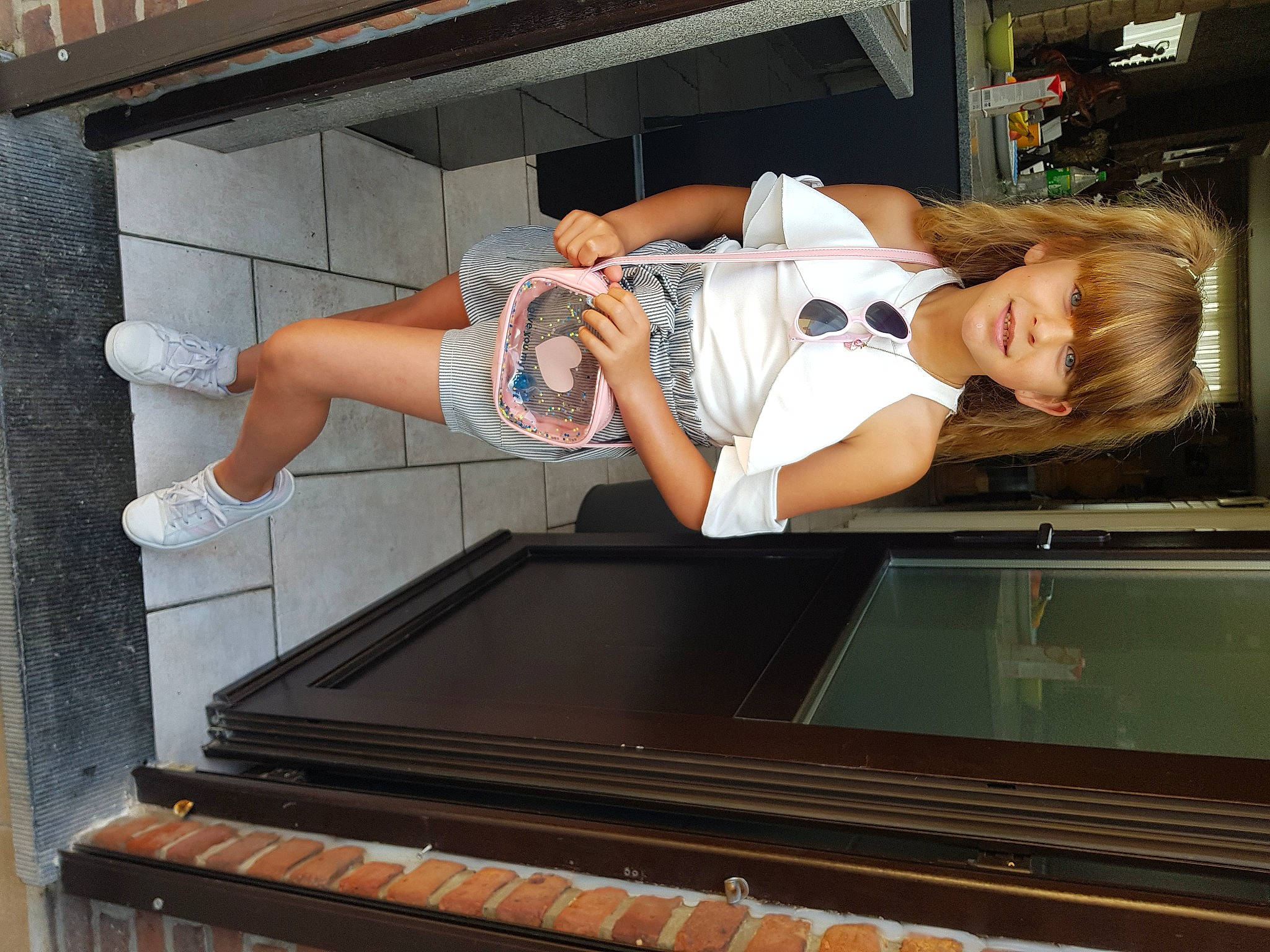 Celia participe au concours pour gagner de l'argent avec cette photo : advertising, arm, calf, chest, elbow, eyewear, flooring, fun, human_body, human_leg, indoor_games_and_sports, joy, knee, leisure, machine, person, sandal, sitting, sportswear, sunglasses