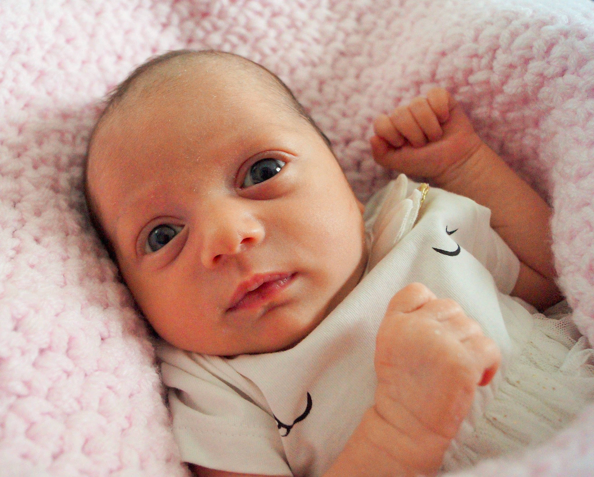 Arya a rejoint le concours — aidez-le/la à gagner de superbes lots ! baby, baby_toddler_clothing, cheek, comfort, eye, eyebrow, face, finger, gesture, iris, lip, mammal, mouth, nail, nose, person, pink, skin, textile, thumb