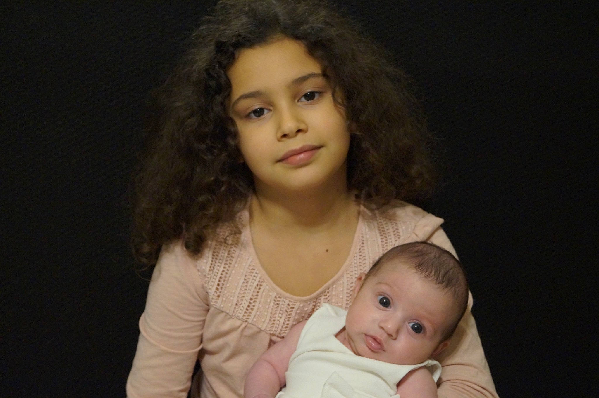 Lea participe au concours pour gagner de l'argent avec cette photo : baby, baby_toddler_clothing, cheek, child, eye, eyebrow, face, flash_photography, fun, gesture, hair, happy, head, iris, lip, nose, people, person, skin, smile