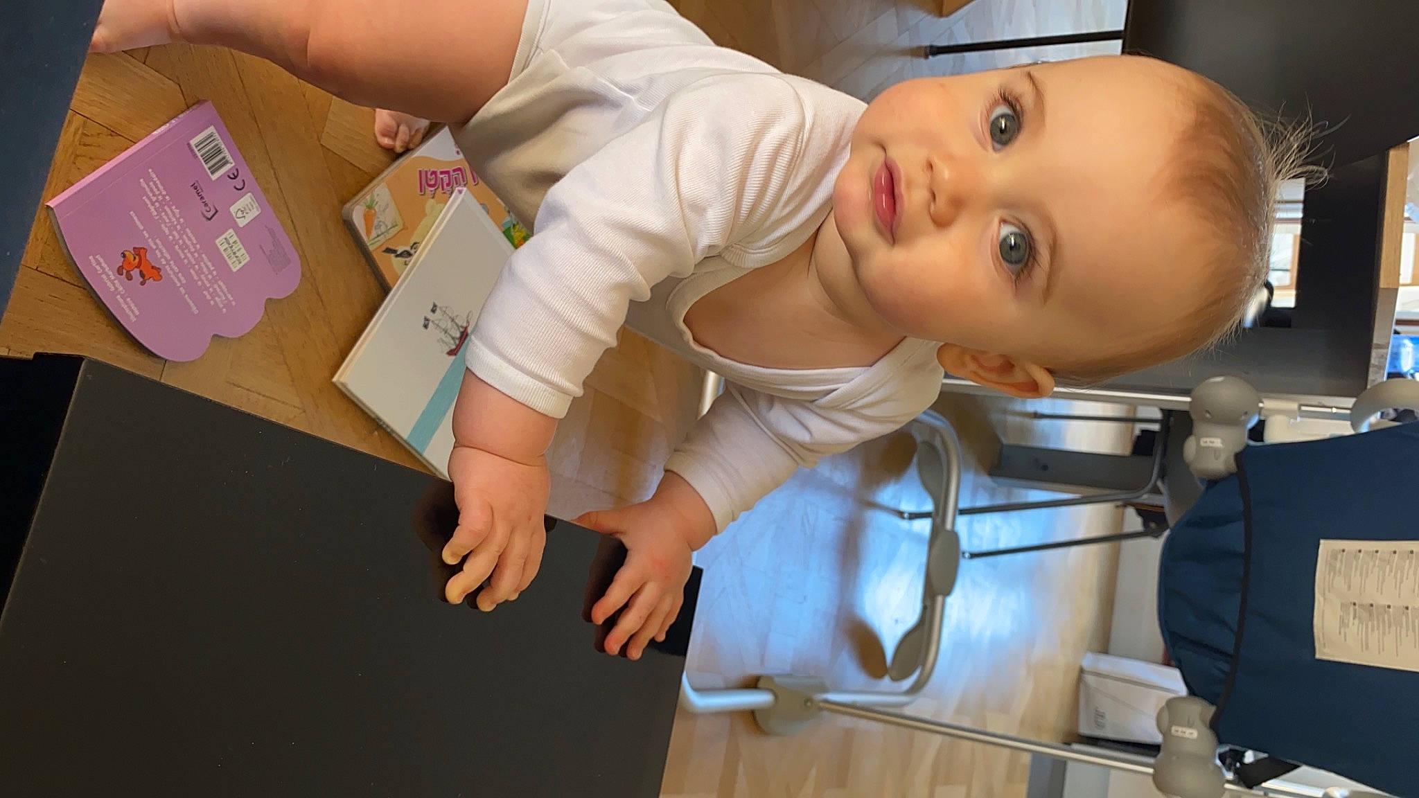 Jonas a rejoint le concours — aidez-le/la à gagner de superbes lots ! arm, baby, baby_products, baby_toddler_clothing, cheek, child, elbow, eyelash, finger, flooring, fun, hand, happy, nail, person, room, sitting, skin, thumb, toddler