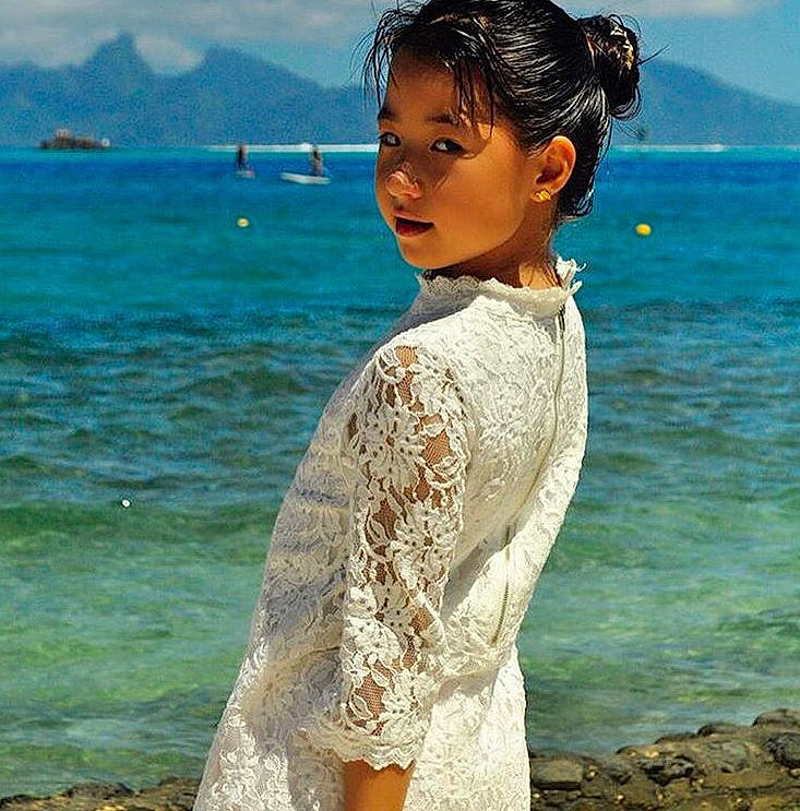 Sianna participe au concours pour gagner de l'argent avec cette photo : beauty, black_hair, clothing, dress, hairstyle, happy, lace, lady, long_hair, model, neck, outerwear, person, photo_shoot, photography, sea, sleeve, summer, textile, vacation