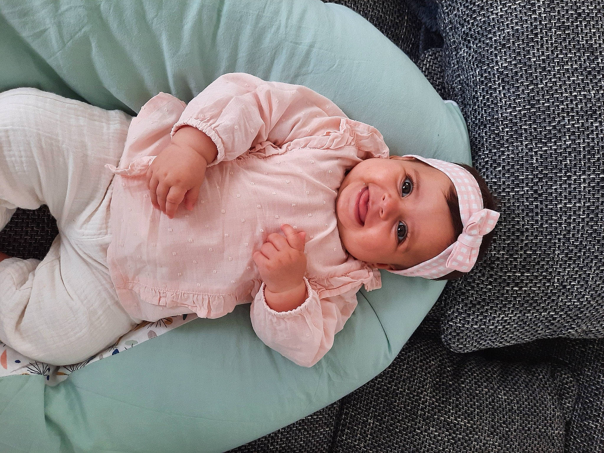 Saïna a rejoint le concours — aidez-le/la à gagner de superbes lots ! arm, baby, baby_sleeping, birth, cheek, child, comfort, eye, hand, head, headgear, headwear, joy, nap, nose, person, photograph, photography, pink, product