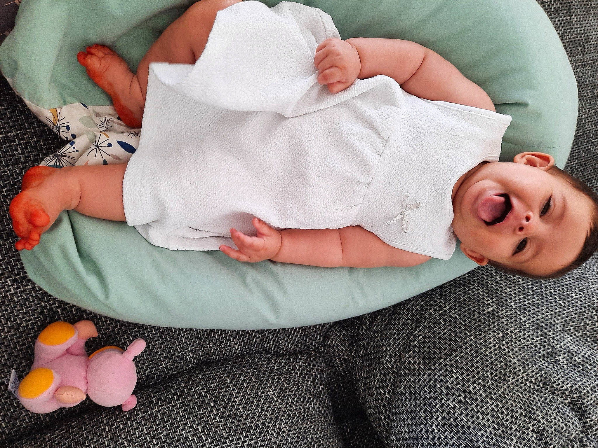 Saïna participe au concours pour gagner de l'argent avec cette photo : baby, baby_products, baby_sleeping, baby_toddler_clothing, birth, child, comfort, hand, leg, linens, nap, person, pink, product, room, skin, sleep, textile, toddler