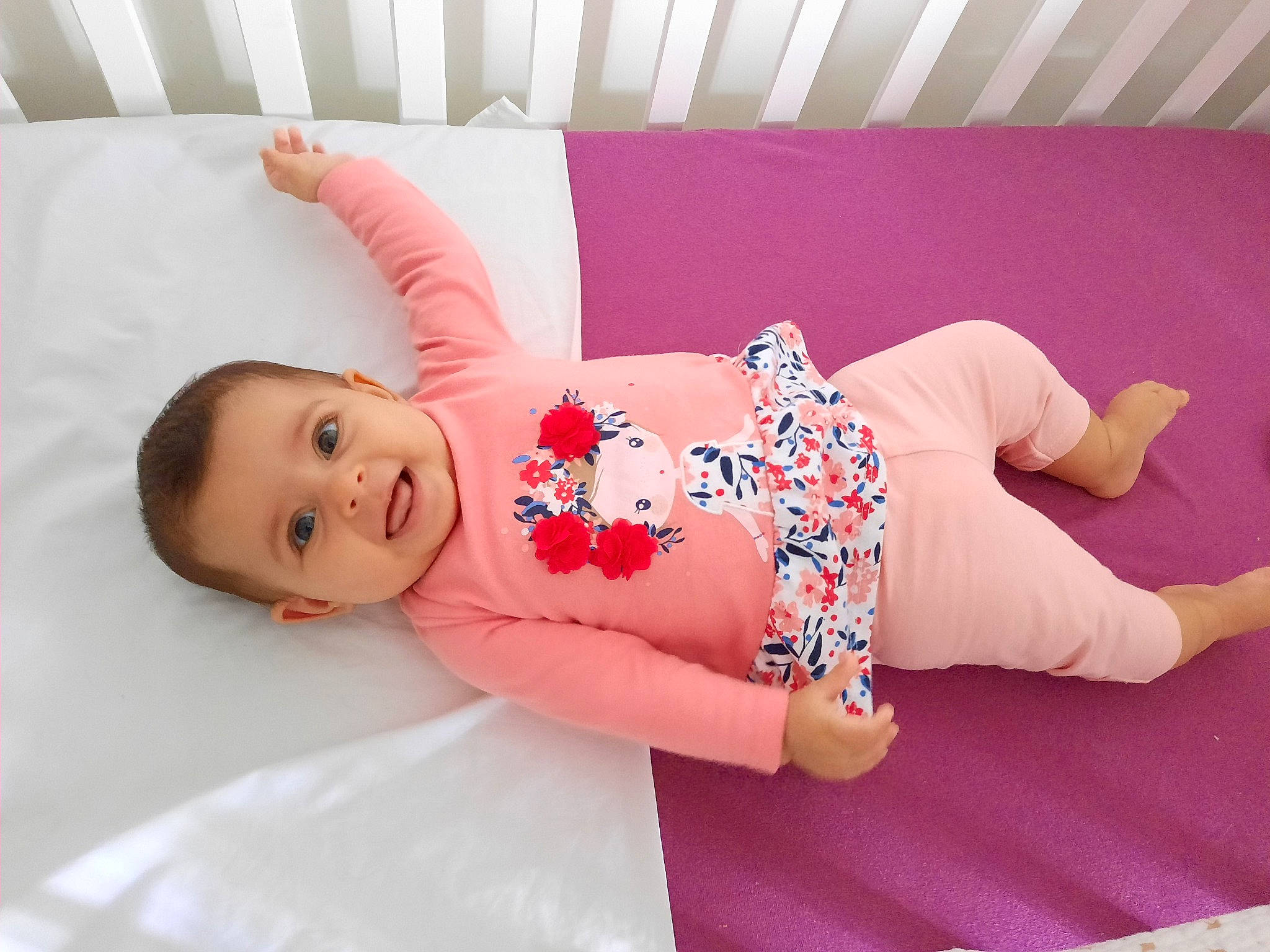 Saïna a rejoint le concours — aidez-le/la à gagner de superbes lots ! arm, baby, baby_products, baby_sleeping, baby_toddler_clothing, beauty, bed, bedtime, child, comfort, furniture, leg, person, pillow, pink, product, room, sleeve, textile, toddler