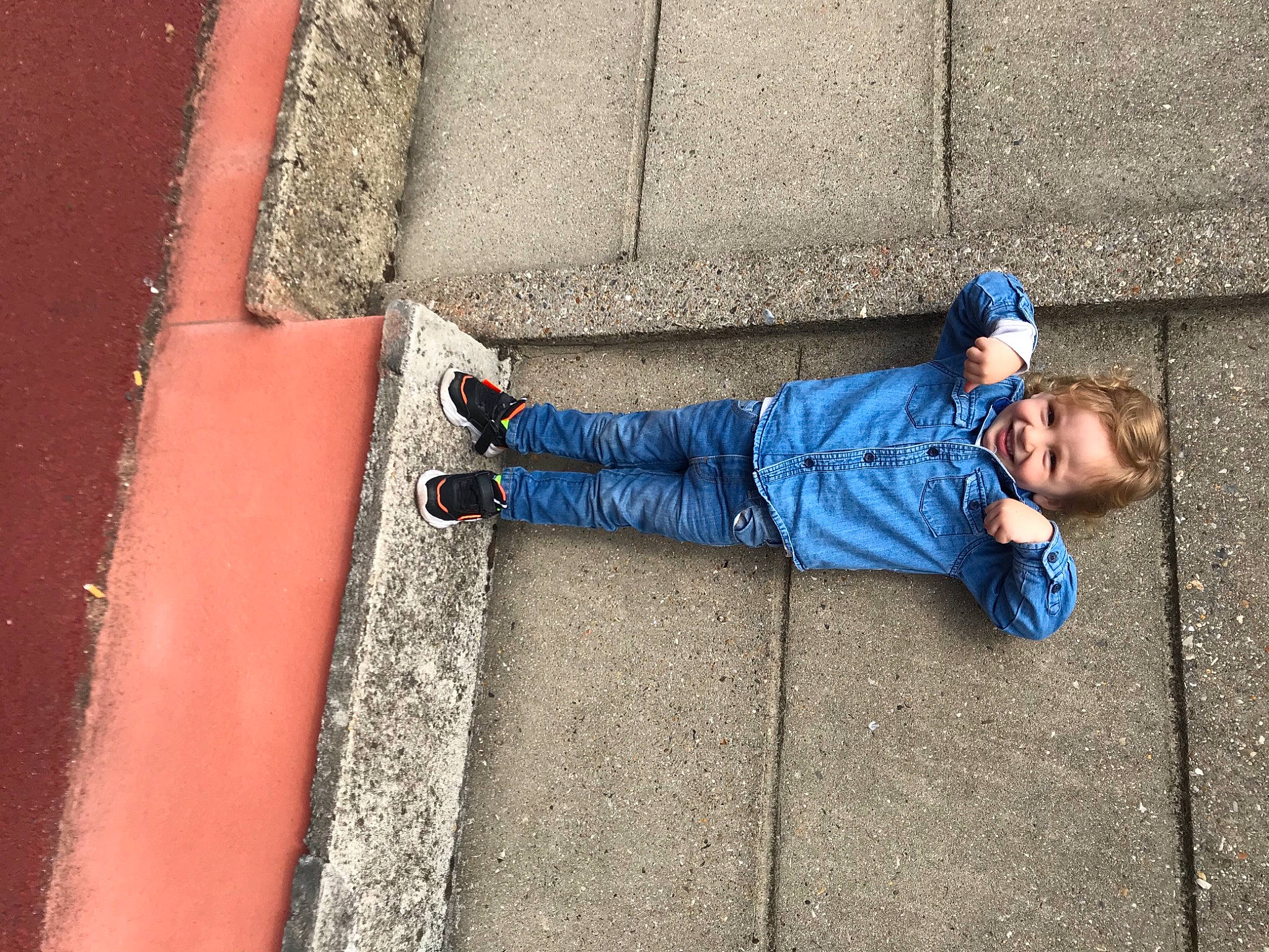 Mohammed participe au concours pour gagner de l'argent avec cette photo : concrete, jeans, joy, person, road_surface, shoe, sidewalk