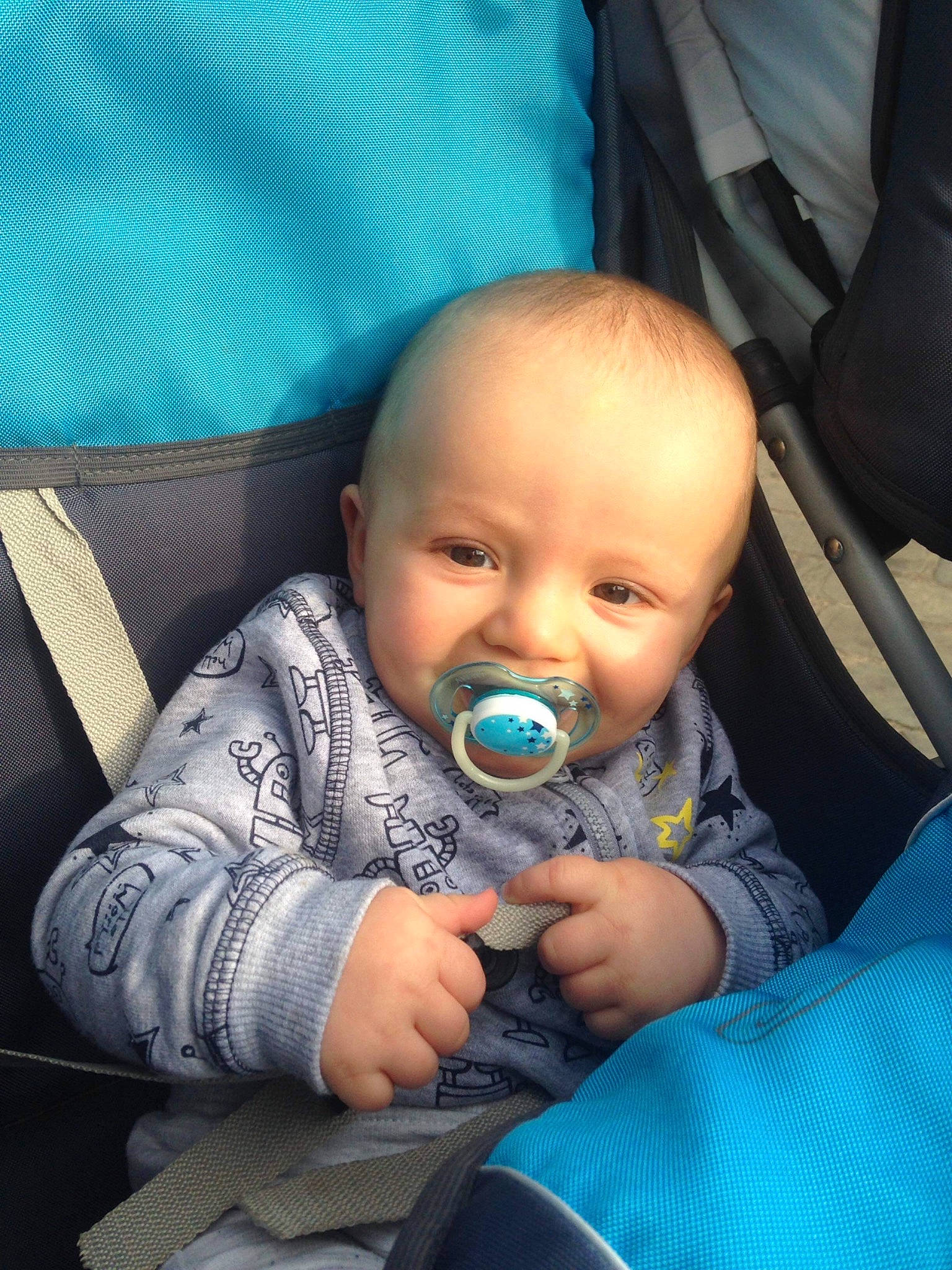 Mohammed participe au concours pour gagner de l'argent avec cette photo : baby, baby_carriage, baby_in_car_seat, baby_products, car_seat, cheek, child, electronic_device, face, finger, hand, head, people, person, sitting, skin, sleep, technology, toddler, vacation