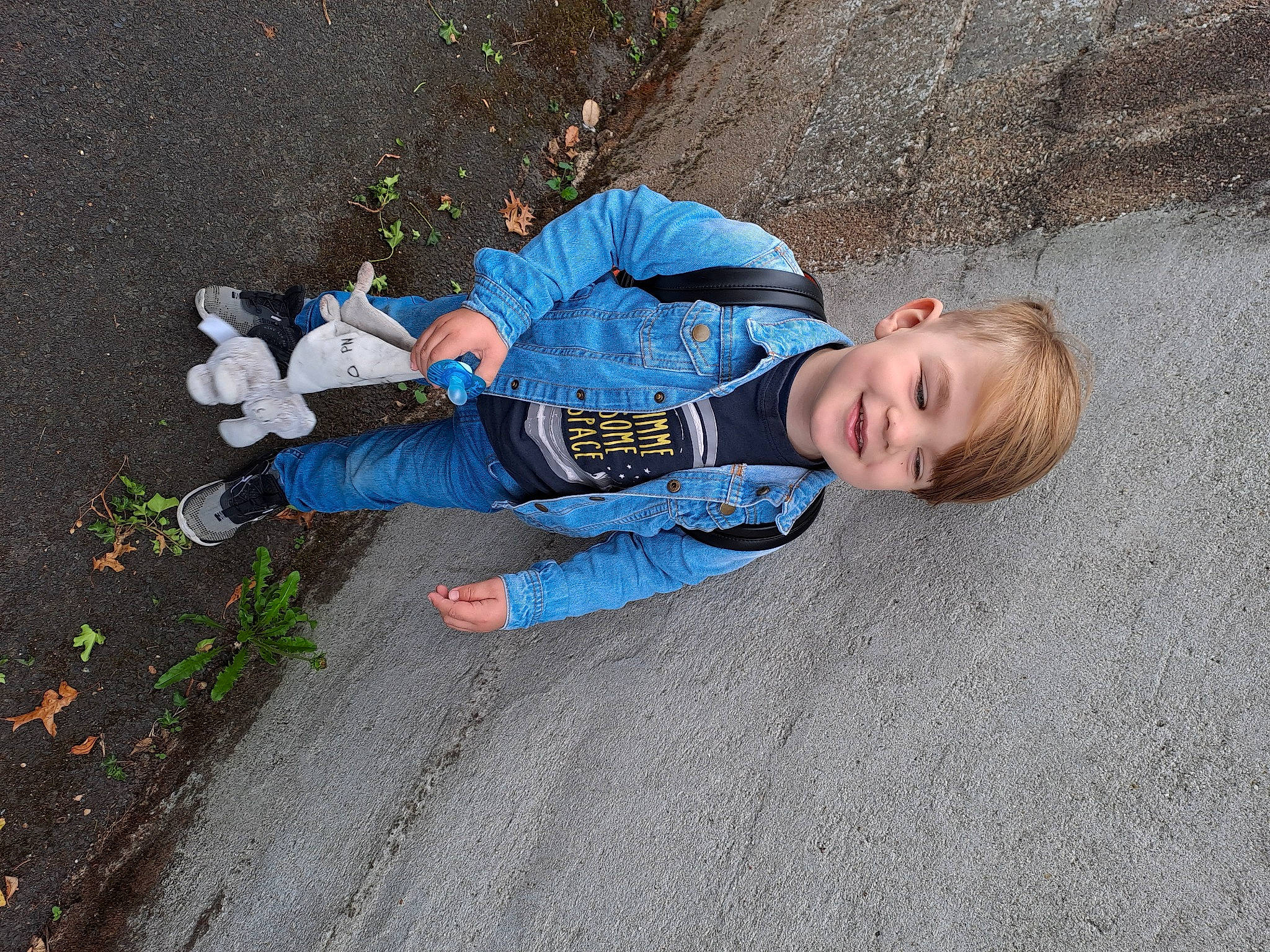 Vicenzo a rejoint le concours — aidez-le/la à gagner de superbes lots ! asphalt, baby_toddler_clothing, child, concrete, electric_blue, fun, grass, joy, leisure, people_in_nature, person, road_surface, shadow, sidewalk, sitting, smile, soil, tar, toddler, walking_shoe