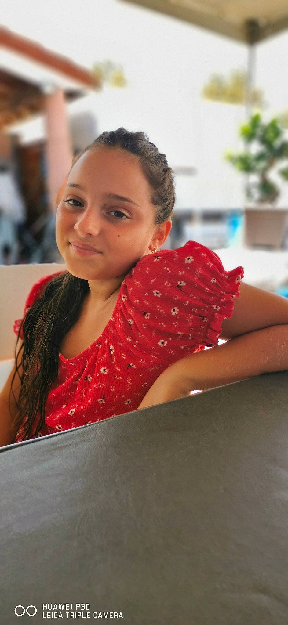 Hayden a rejoint le concours — aidez-le/la à gagner de superbes lots ! black_hair, brown_hair, chin, event, eyelash, fashion_design, flowerpot, fun, happy, houseplant, human_leg, joint, joy, lip, long_hair, neck, pattern, person, plant, shoulder