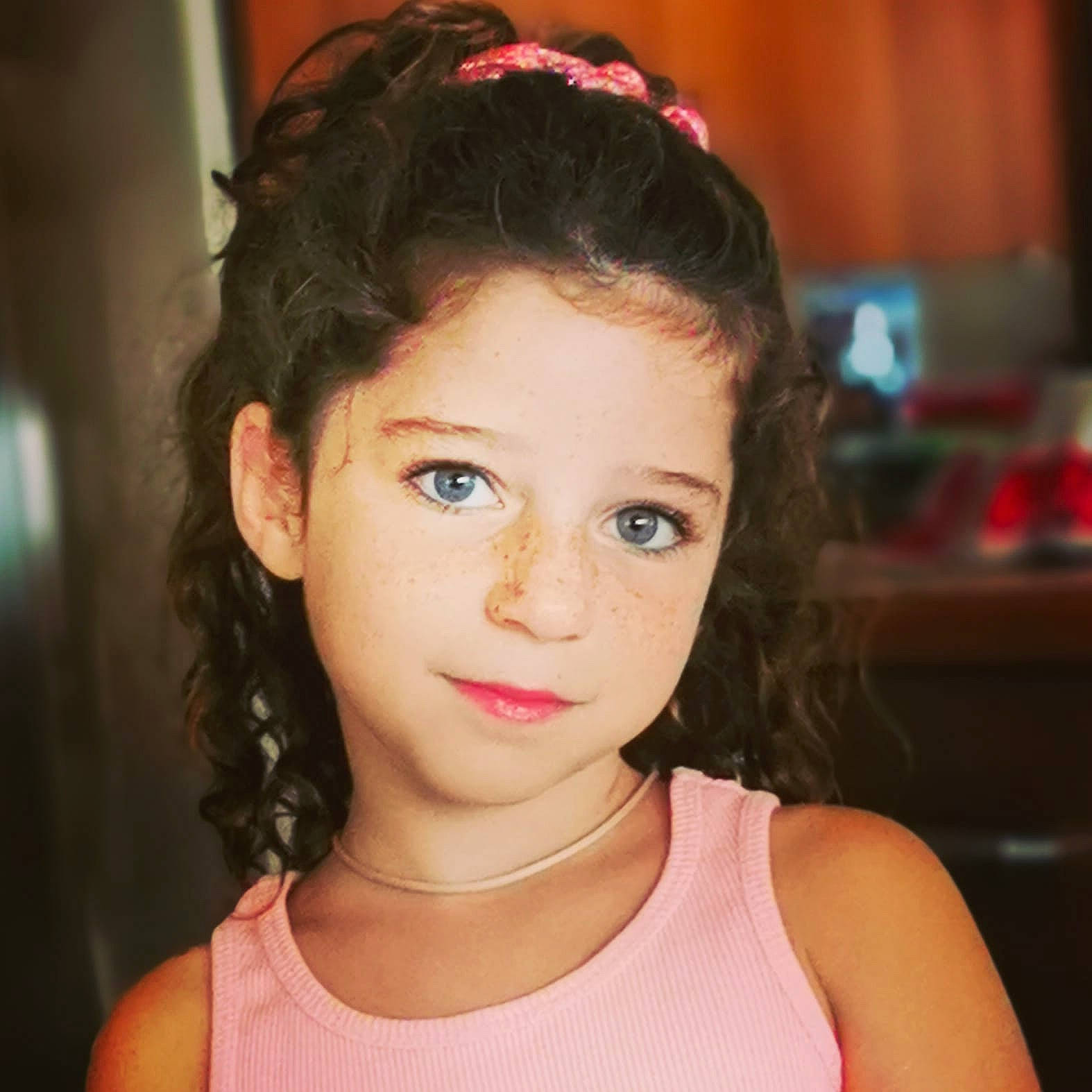 Mya a rejoint le concours — aidez-le/la à gagner de superbes lots ! active_tank, black_hair, brown_hair, cheek, chin, ear, electric_blue, eyebrow, eyelash, flash_photography, fun, hair_accessory, happy, jaw, lip, makeover, neck, person, smile, throat