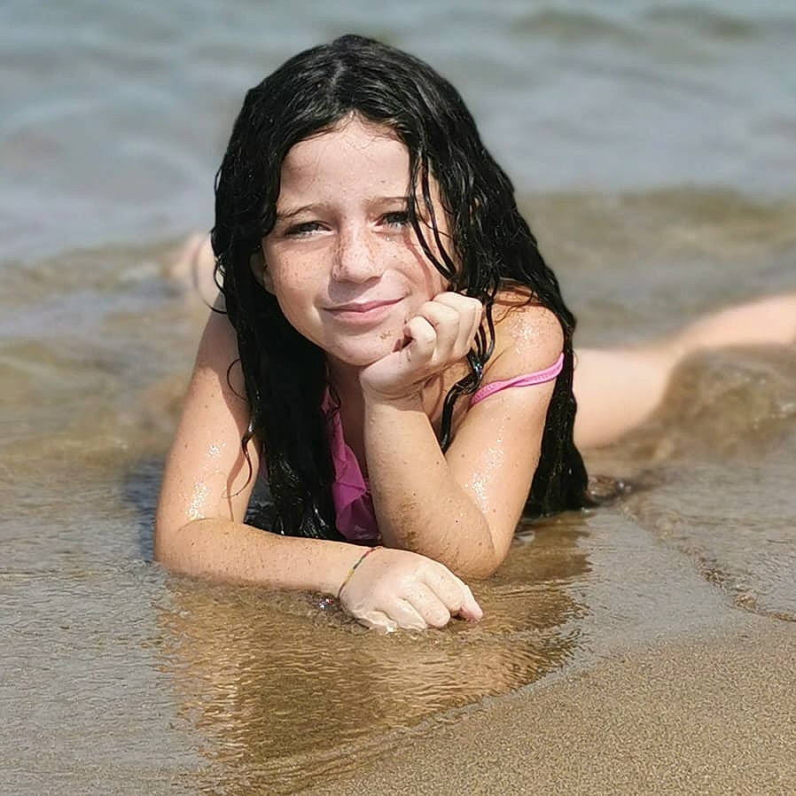 Mya a rejoint le concours — aidez-le/la à gagner de superbes lots ! beach, black_hair, body_of_water, brassiere, flash_photography, fun, hair, happy, human_body, joy, leg, leisure, lip, people_in_nature, people_on_beach, person, skin, smile, sunlight, swimwear