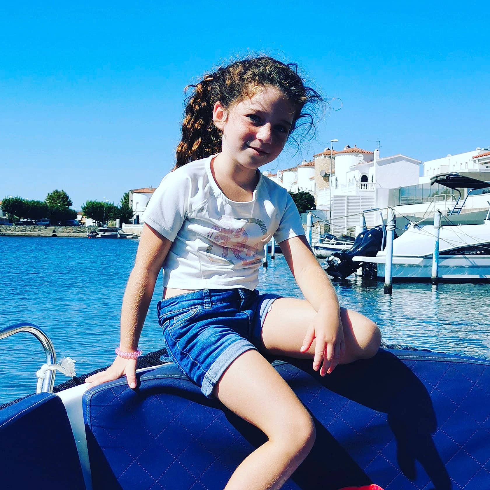 Mya a rejoint le concours — aidez-le/la à gagner de superbes lots ! azure, beauty, boat, boats_and_boating_equipment_and_supplies, cool, electric_blue, flash_photography, fun, happy, lake, leisure, light, person, recreation, shorts, sky, thigh, travel, water, watercraft