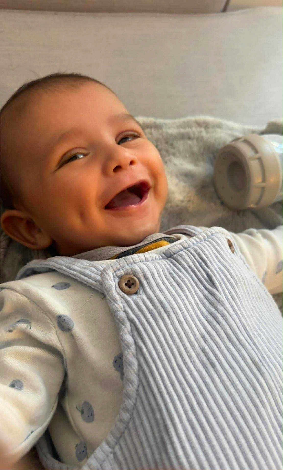 Aylan Louati participe au concours pour gagner de l'argent avec cette photo : baby, smiling, laughing, dimples, infant, clothing, overalls, blanket, bottle, happy, face, cute, child, portrait, indoors, soft, cozy, apparel, person, babywear