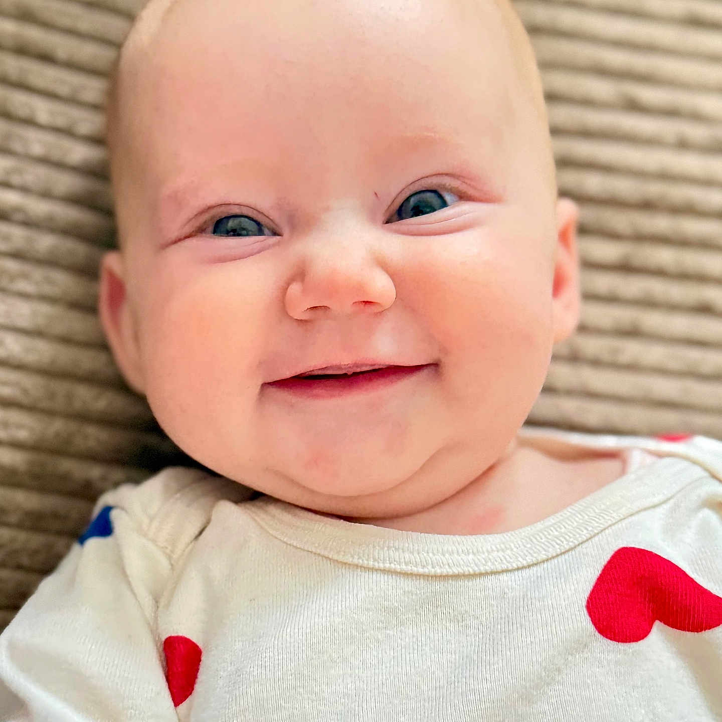 Albane a rejoint le concours — aidez-le/la à gagner de superbes lots ! baby, smile, blue_eyes, white_shirt, hearts, infant, cute, child, portrait, closeup, happy, skin, face, head, person, lying_down, texture, background, clothing, indoors