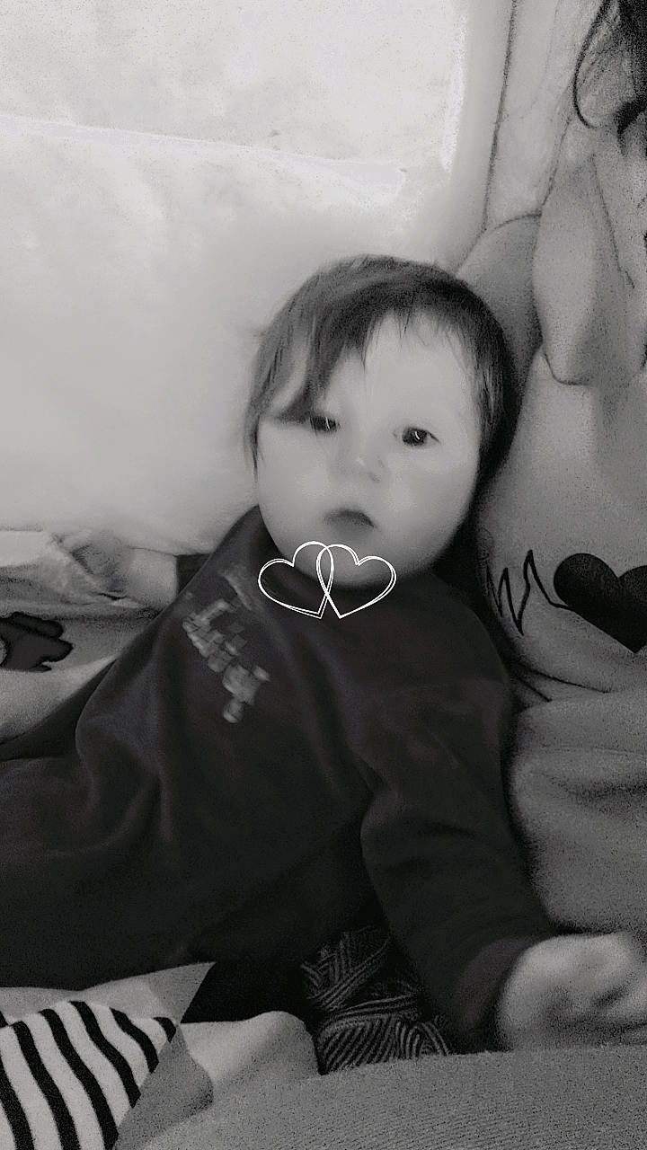 Hossana a rejoint le concours — aidez-le/la à gagner de superbes lots ! black, black_and_white, comfort, cool, eye, eyebrow, face, gesture, grey, hair, happy, head, human, iris, lip, mouth, neck, person, sleeve, style