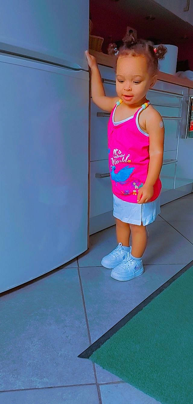 Livia participe au concours pour gagner de l'argent avec cette photo : active_shorts, baby_toddler_clothing, calf, elbow, electric_blue, finger, fun, human_leg, joint, knee, leg, leisure, magenta, person, shorts, shoulder, sportswear, t_shirt, thigh, thumb