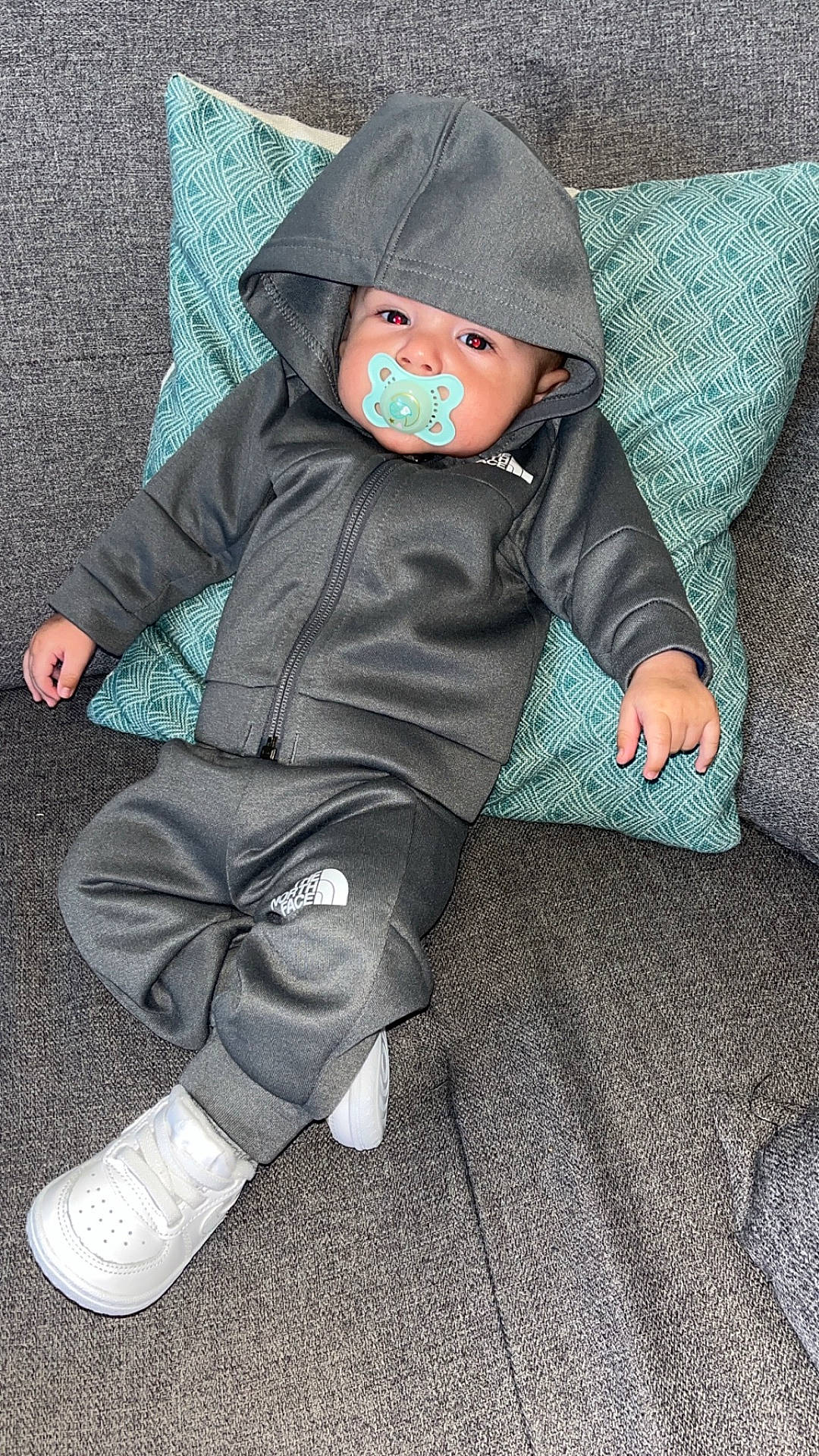 Khalys a rejoint le concours — aidez-le/la à gagner de superbes lots ! boy, child, clothing, coat, couch, cushion, face, footwear, furniture, hat, head, homedecor, hood, jacket, male, pants, person, photography, portrait, shoe
