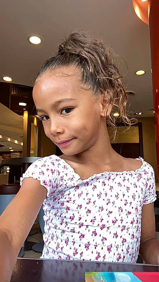 Kamyla a rejoint le concours — aidez-le/la à gagner de superbes lots ! beauty, blond, brown_hair, child, chin, event, eyebrow, eyelash, fashion_design, flash_photography, fun, happy, lip, long_hair, magenta, neck, pattern, person, sleeve, smile