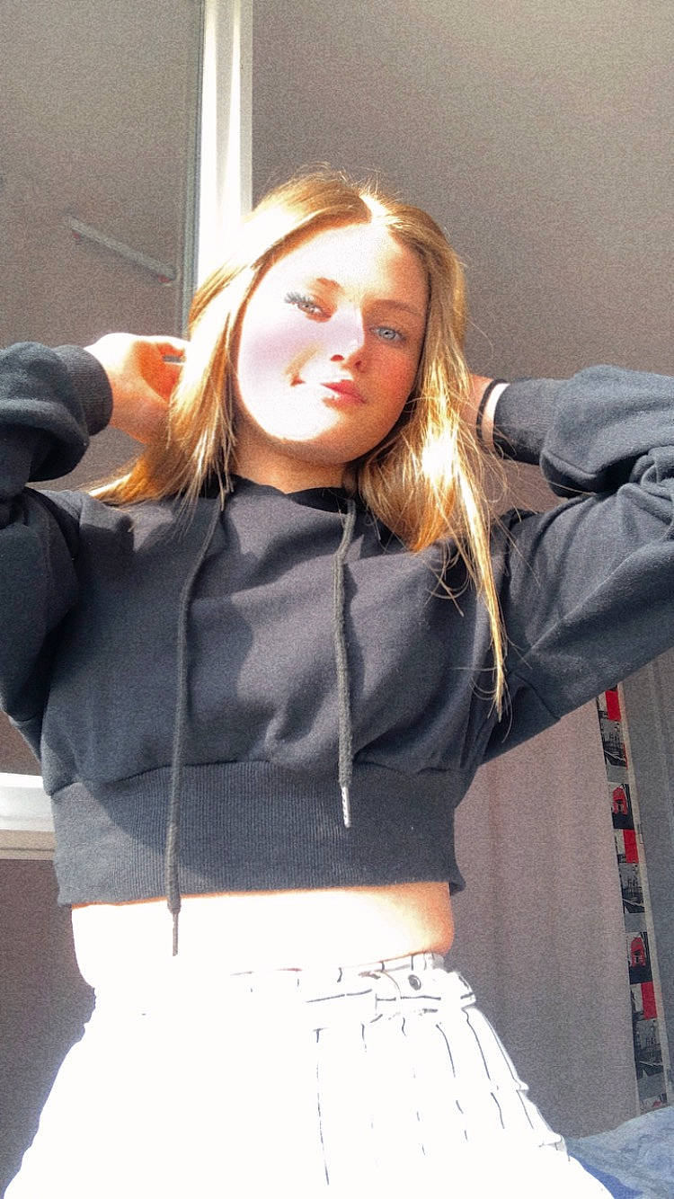 Lola participe au concours pour gagner de l'argent avec cette photo : cool, denim, eyewear, fashion, flash_photography, joint, knee, lip, muscle, neck, orange, organ, person, shorts, shoulder, sleeve, street_fashion, style, textile, thigh