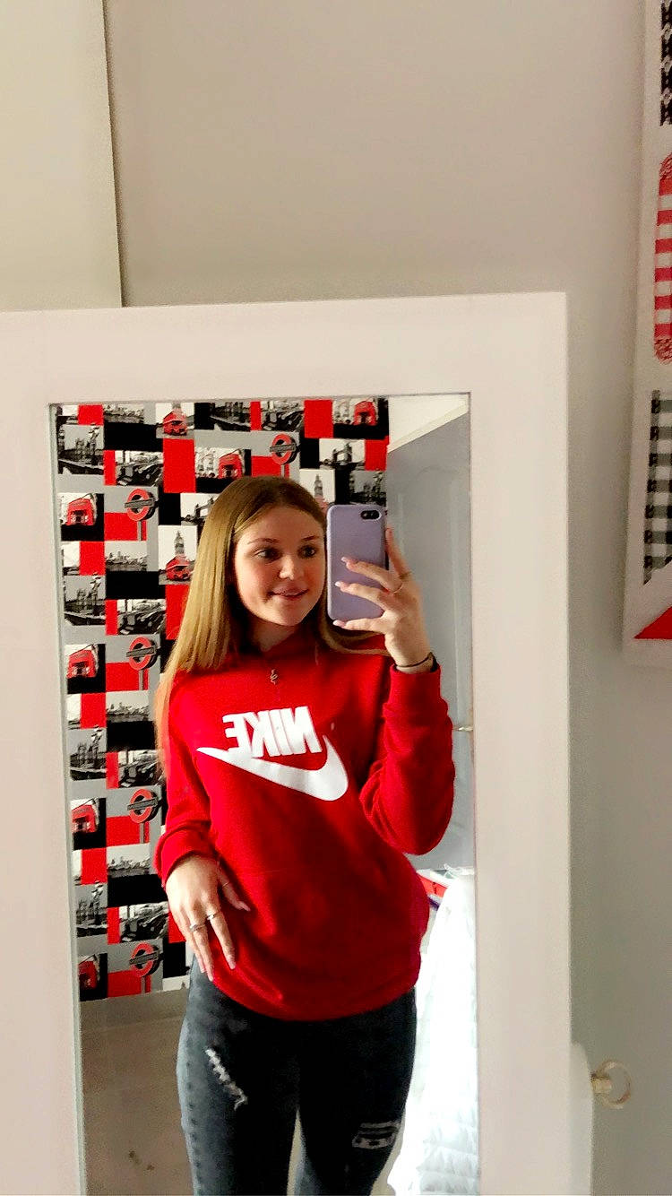 Lola participe au concours pour gagner de l'argent avec cette photo : automotive_design, carmine, eyewear, fashion_design, font, fun, gesture, happy, joy, logo, machine, person, red, room, selfie, sleeve, smile, sportswear, t_shirt, thigh