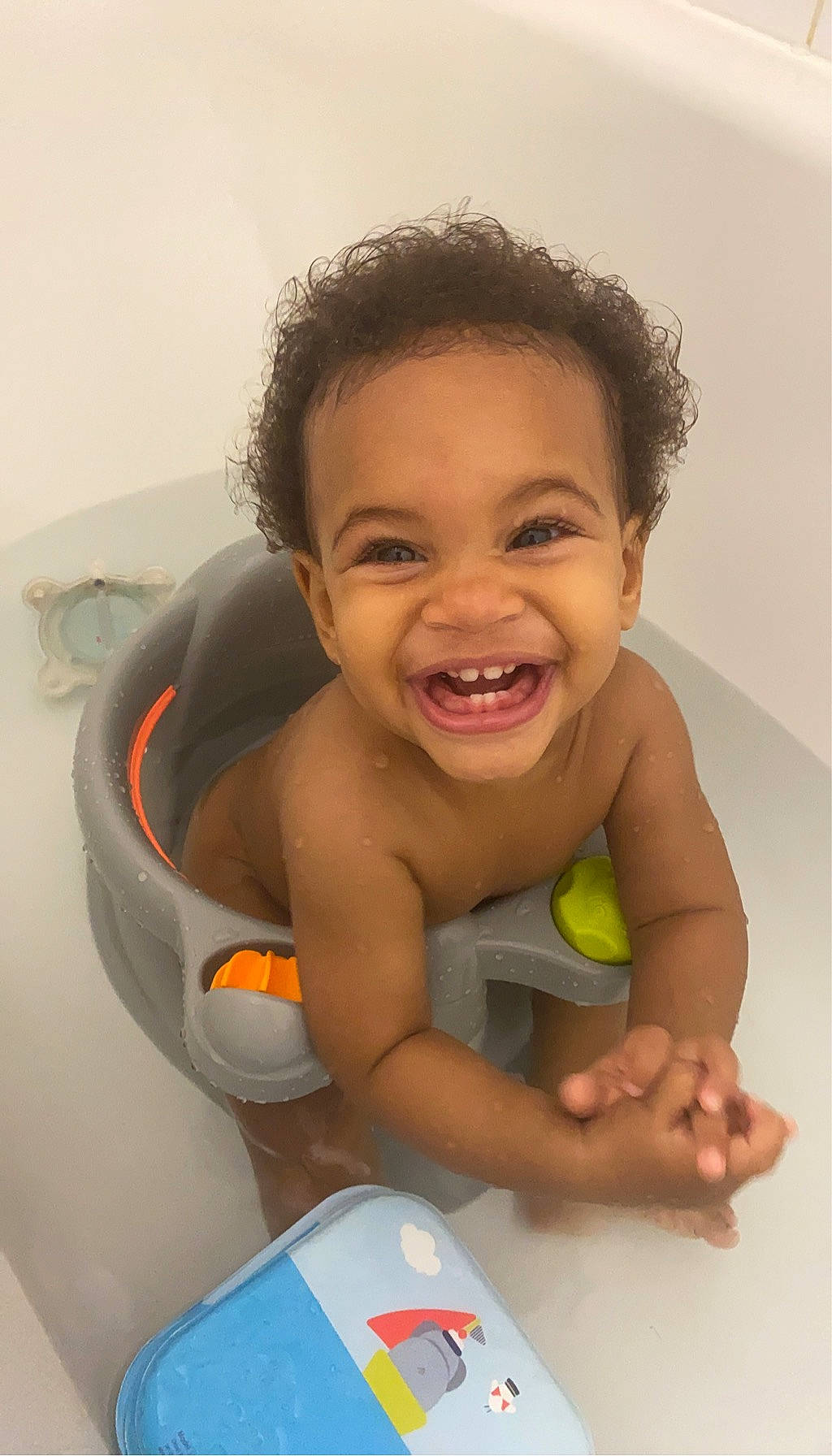 Liva a rejoint le concours — aidez-le/la à gagner de superbes lots ! baby, baby_bathing, baby_playing_with_toys, bathing, bathroom, bathtub, cheek, chest, child, face, hand, happy, iris, joy, leisure, mouth, nose, person, recreation, skin