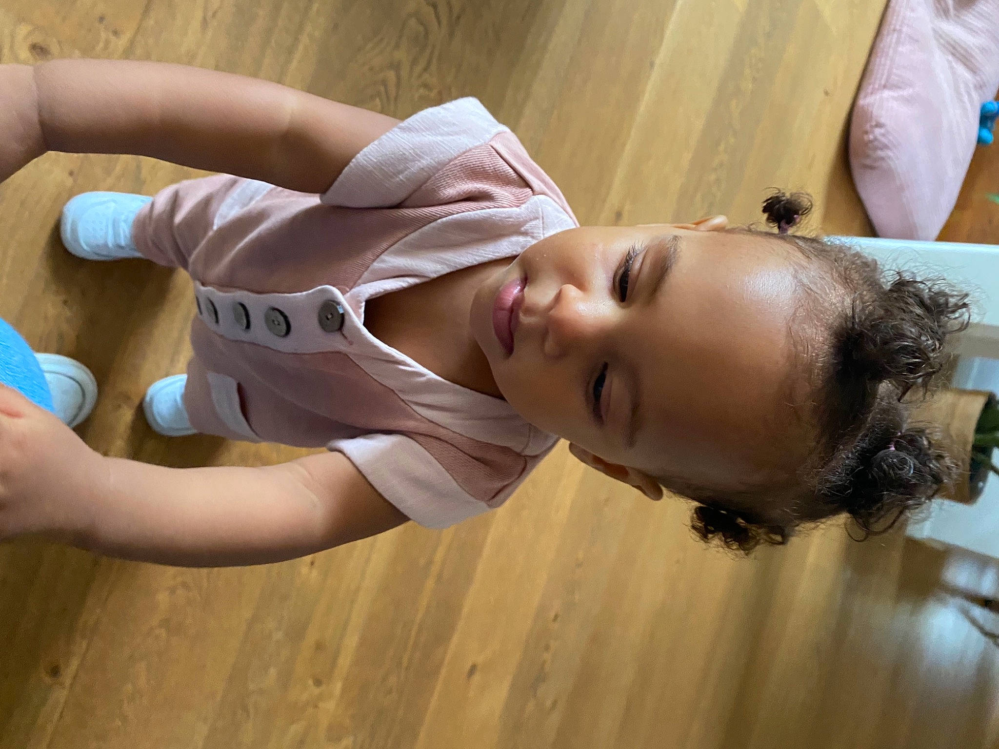 Liva a rejoint le concours — aidez-le/la à gagner de superbes lots ! abdomen, chest, child, elbow, eyelash, eyewear, finger, flooring, fun, happy, hardwood, human_leg, joint, knee, person, thigh, thumb, toddler, trunk, varnish