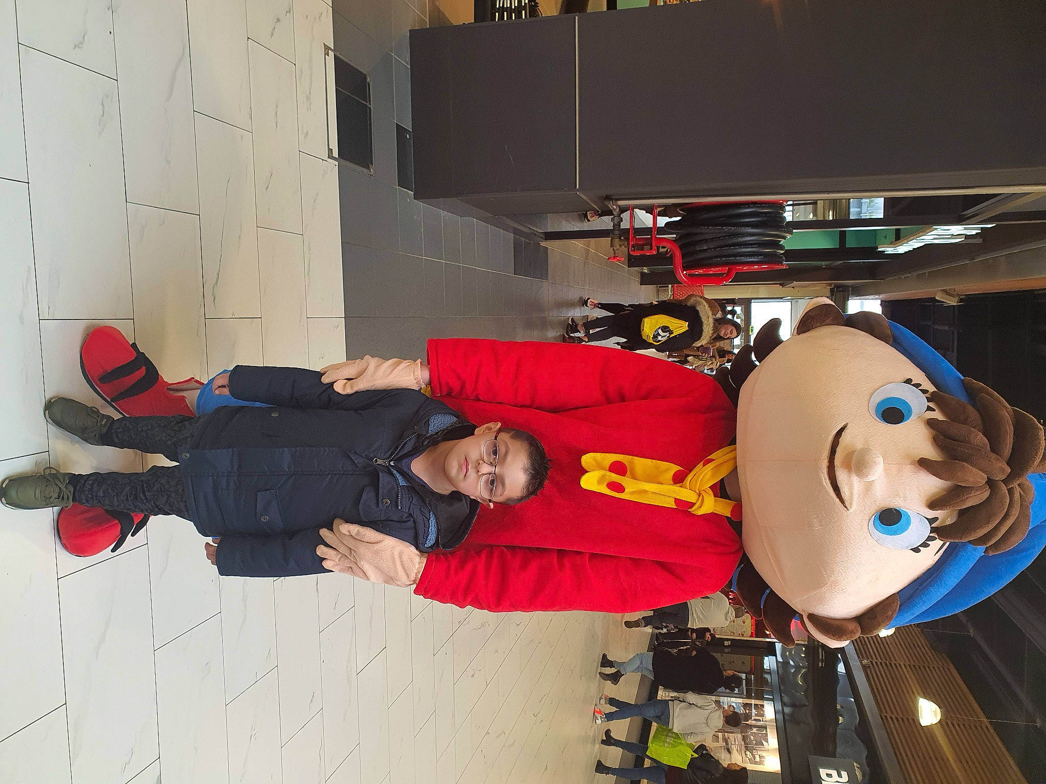 Eyaan a rejoint le concours — aidez-le/la à gagner de superbes lots ! carmine, child, costume, fictional_character, fun, helmet, joy, machine, outdoor_shoe, person, personal_protective_equipment, recreation, room, shoe, smile, tire, toy, walking_shoe