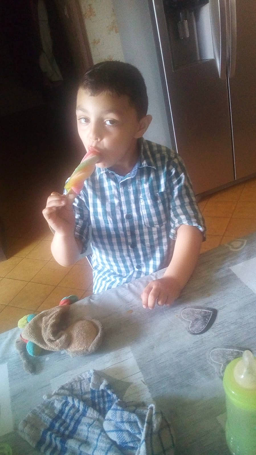 Eyaan participe au concours pour gagner de l'argent avec cette photo : child, person, play, sitting, toddler