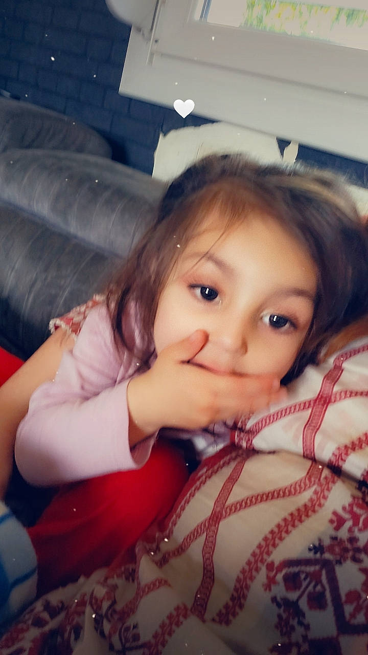 Hiba participe au concours pour gagner de l'argent avec cette photo : black_hair, brown_hair, cheek, comfort, eye, eyelash, flash_photography, fun, happy, human_leg, iris, lip, long_hair, mouth, neck, nose, pattern, person, sitting, skin