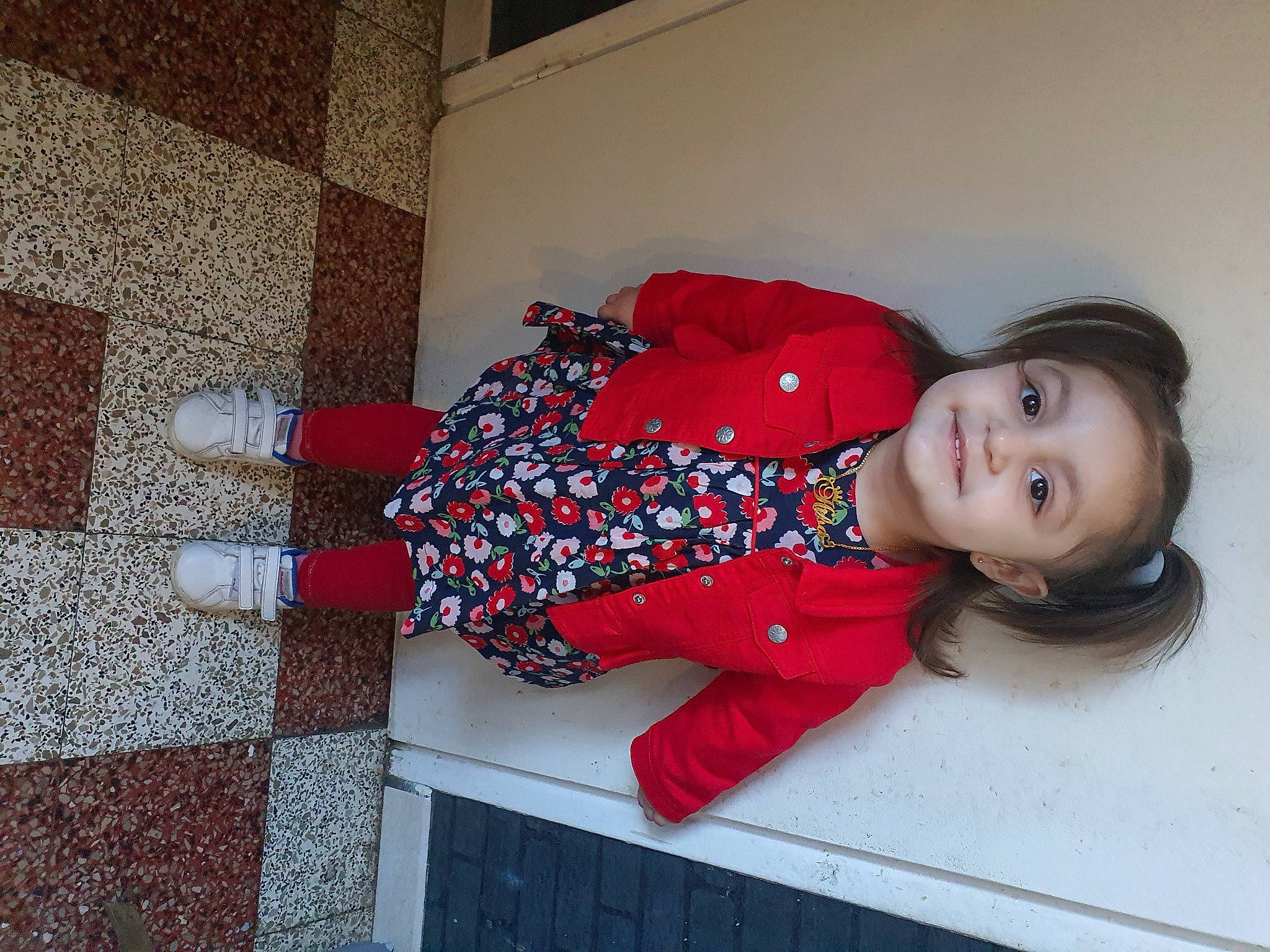 Hiba participe au concours pour gagner de l'argent avec cette photo : baby_toddler_clothing, carmine, electric_blue, flash_photography, flooring, happy, human_body, human_leg, joint, joy, knee, leg, pattern, person, red, sitting, sleeve, thigh, toddler, trunk