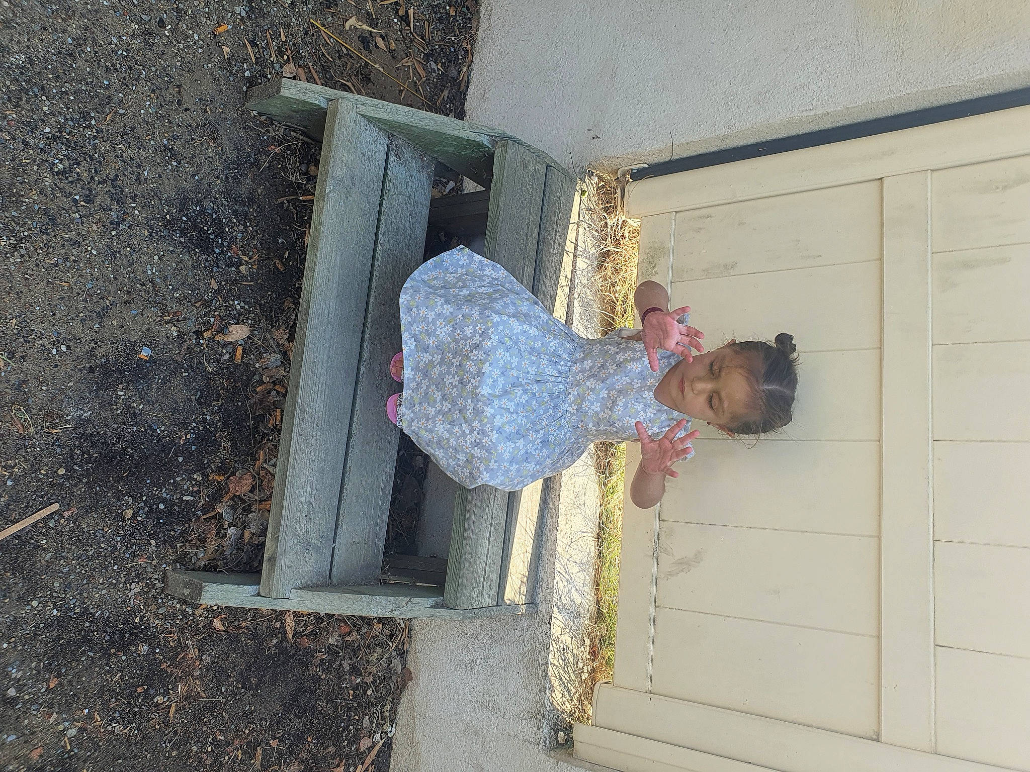 Hiba participe au concours pour gagner de l'argent avec cette photo : asphalt, building, child, composite_material, concrete, home_door, person, toddler, wood