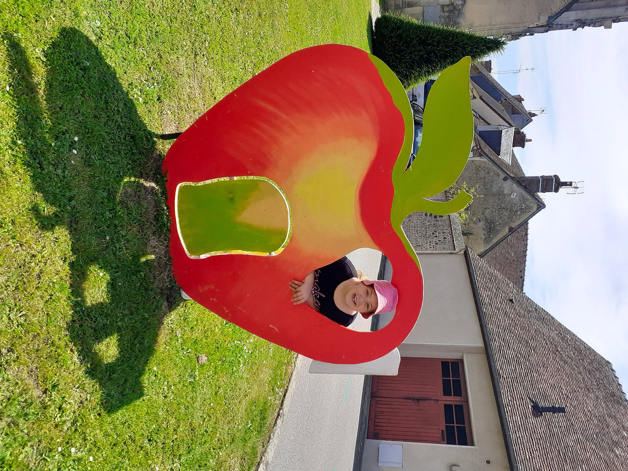 Manon participe au concours pour gagner de l'argent avec cette photo : animation, art, building, carmine, city, facade, fun, grass, headwear, house, joy, landscape, leaf, leisure, magenta, person, plant, roof, sky, tree