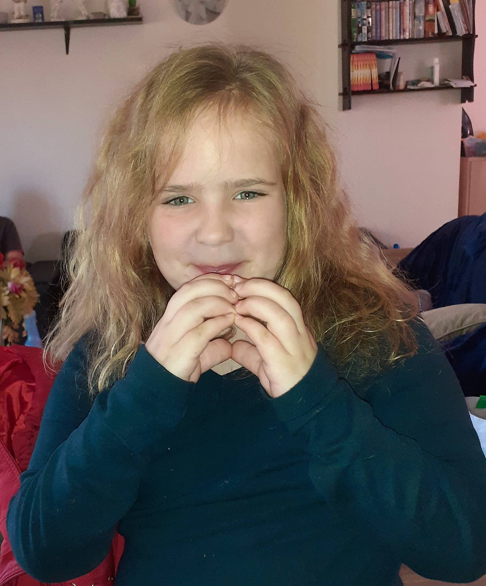 Manon a rejoint le concours — aidez-le/la à gagner de superbes lots ! cheek, chin, eyelash, fun, gesture, hairstyle, happy, iris, jaw, joint, joy, lip, long_hair, mouth, nail, nose, person, picture_frame, sleeve, surfer_hair