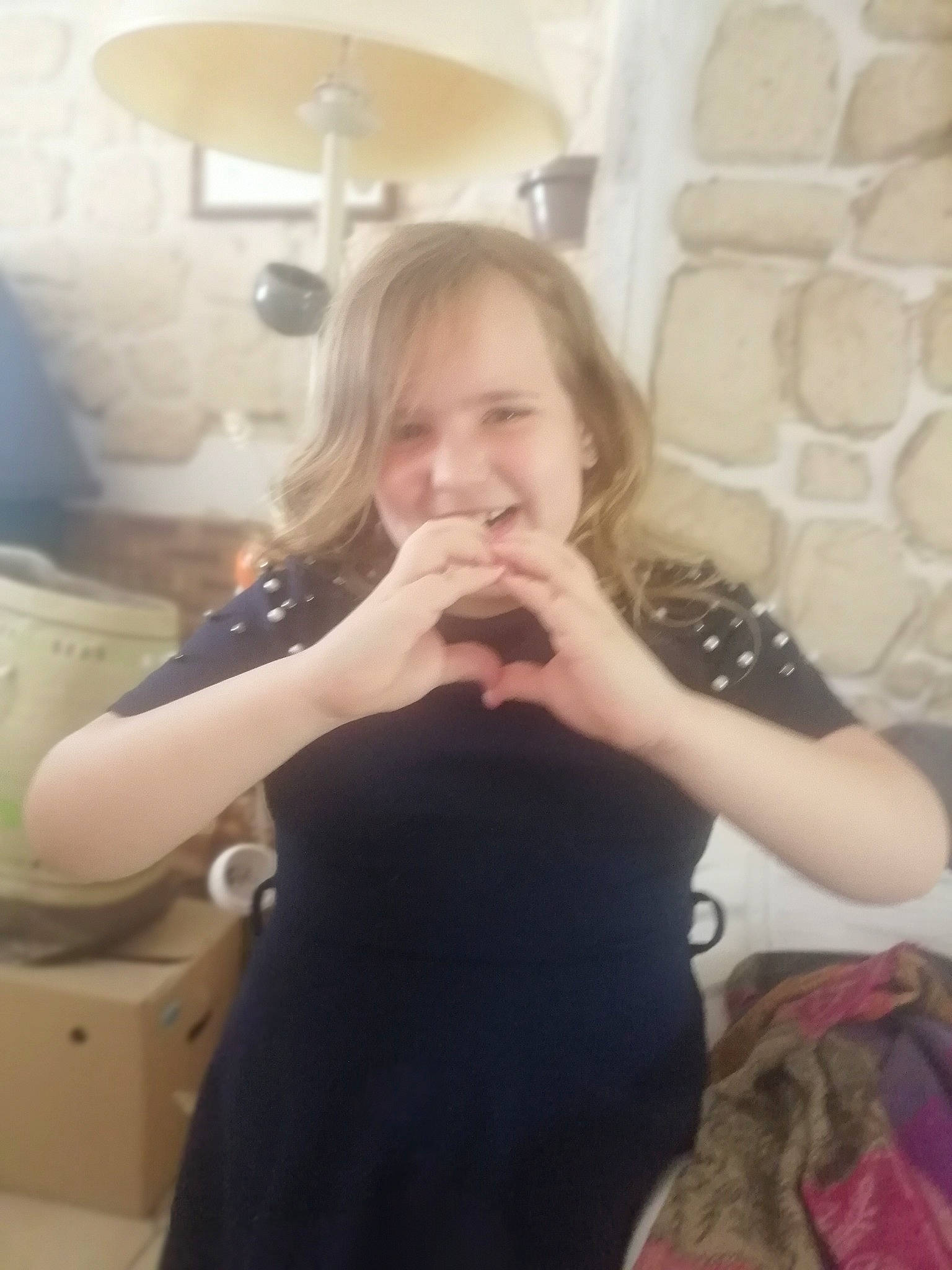 Manon a rejoint le concours — aidez-le/la à gagner de superbes lots ! comfort, eyebrow, finger, gesture, hair, hairstyle, hand, happy, jaw, joint, joy, lip, mouth, muscle, neck, person, shoulder, skin, sleeve, thigh