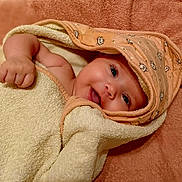 Albane a rejoint le concours — aidez-le/la à gagner de superbes lots ! baby, towel, hood, smile, face, skin, arm, blanket, infant, cute, child, portrait, happy, eyes, wrapped, soft, cozy, newborn, babywear, lying_down