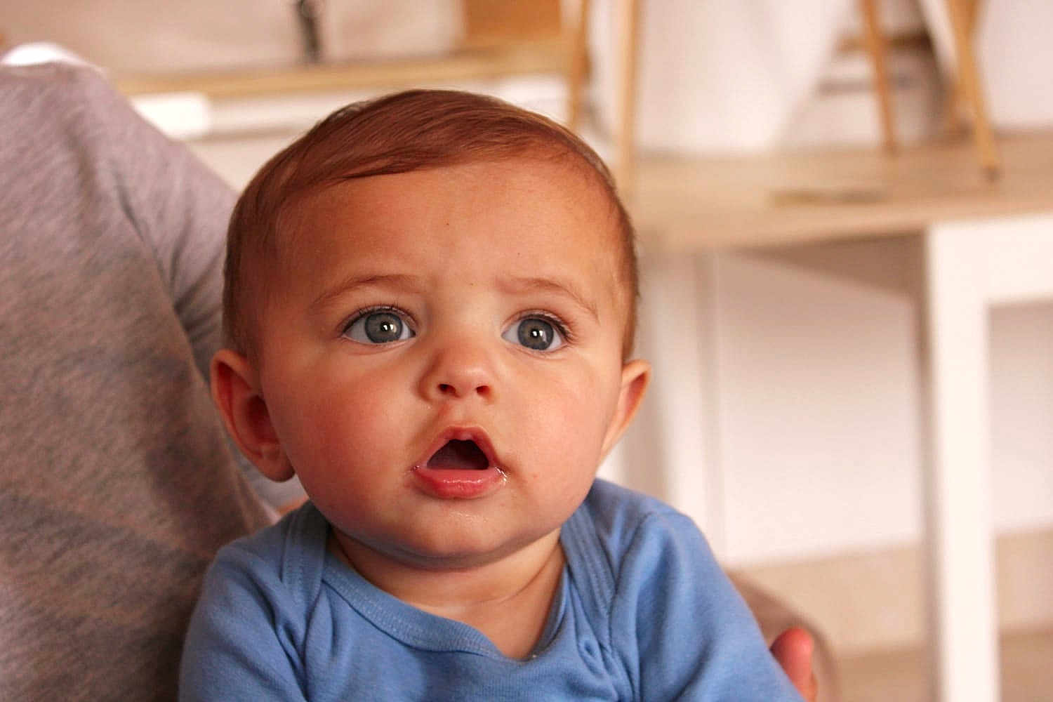 Asaph participe au concours pour gagner de l'argent avec cette photo : baby, blue_clothing, child, closeup, curious, cute, expression, eyes, face, hair, head, human, indoor, infant, mouth_open, person, portrait, seated, skin, young