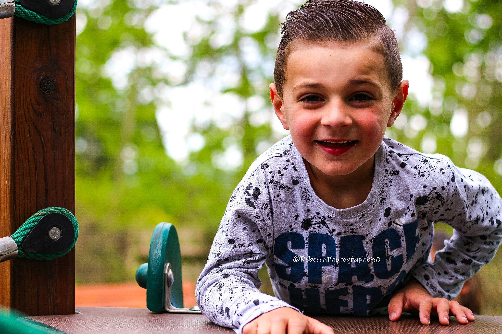 Lohann participe au concours pour gagner de l'argent avec cette photo : facial_expression, fun, grass, green, hair, happy, human, joy, leaf, leisure, light, mammal, organ, person, photograph, plant, skin, smile, standing, table