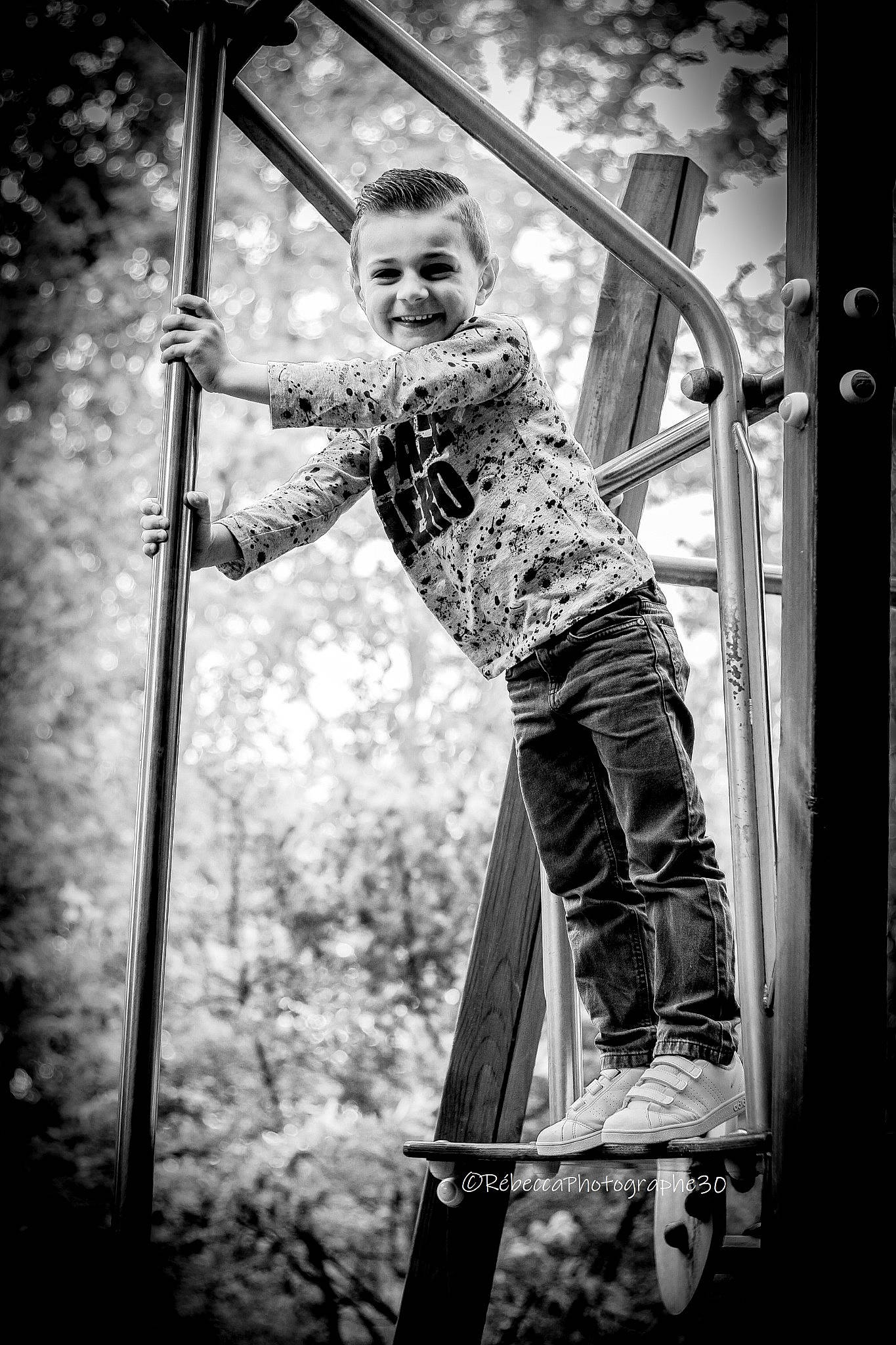 Lohann a rejoint le concours — aidez-le/la à gagner de superbes lots ! beauty, black, black_and_white, city, entertainment, flash_photography, fun, happy, joy, leisure, monochrome_photography, outdoor_play_equipment, people, person, playground, recreation, rope, smile, standing, style