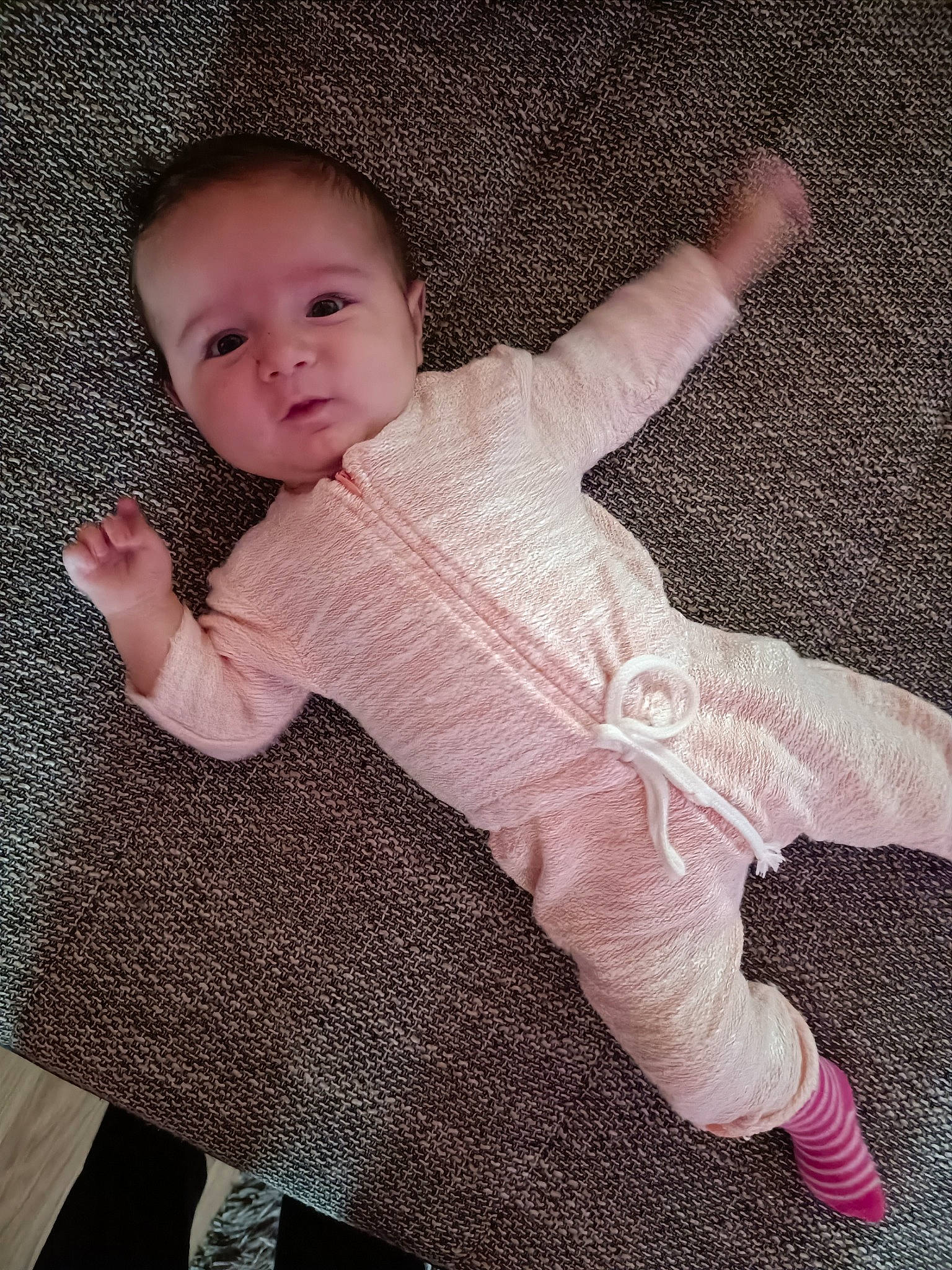 Naomie a rejoint le concours — aidez-le/la à gagner de superbes lots ! arm, baby, baby_toddler_clothing, cheek, comfort, creative_arts, finger, hand, human_body, joint, mammal, pattern, person, pink, skin, sleeve, textile, thumb, toddler, vertebrate