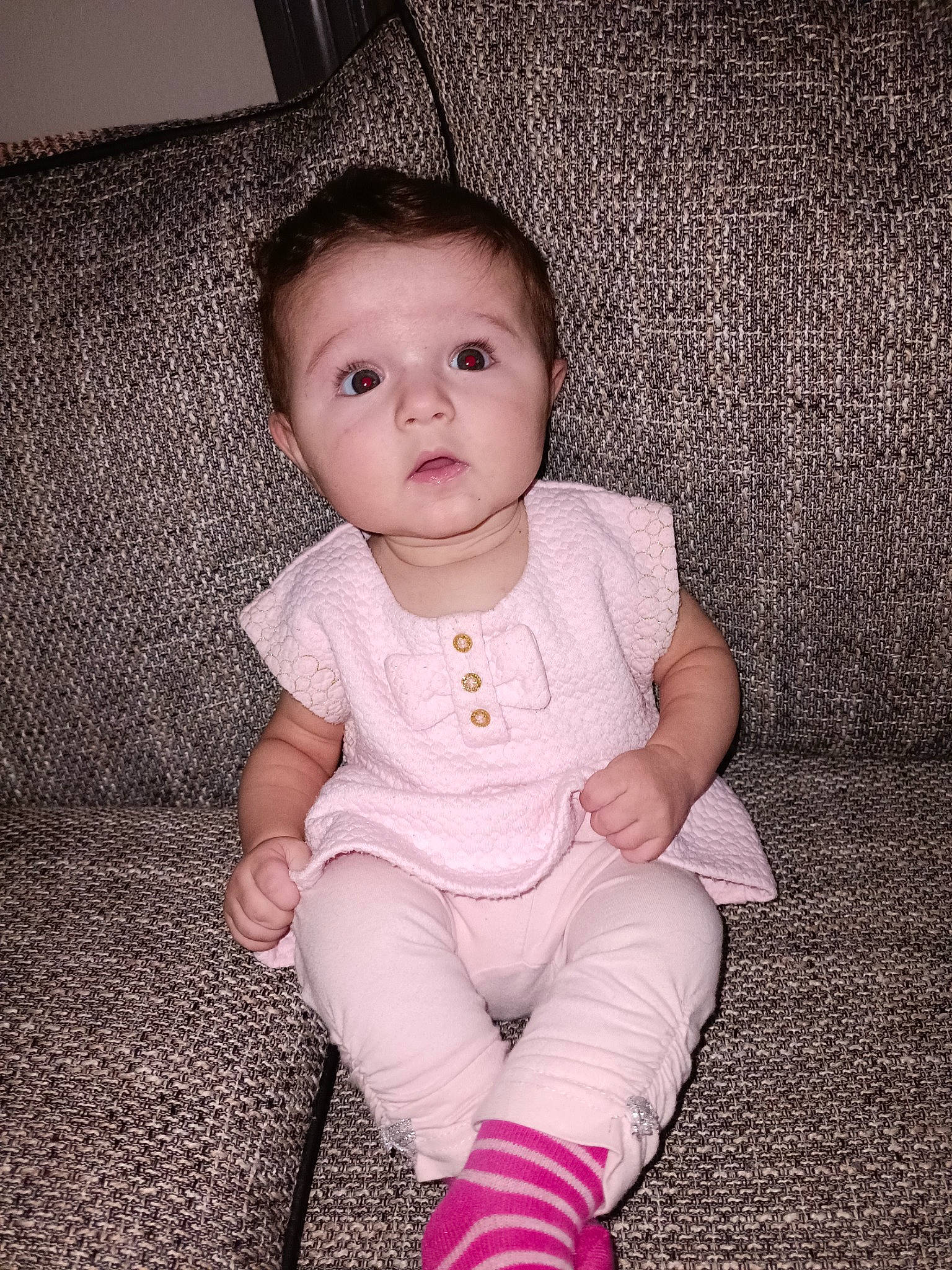 Naomie participe au concours pour gagner de l'argent avec cette photo : baby, baby_toddler_clothing, cheek, comfort, eye, flooring, hair, happy, head, human_body, iris, leg, lip, neck, nose, pattern, person, pink, sitting, sleeve