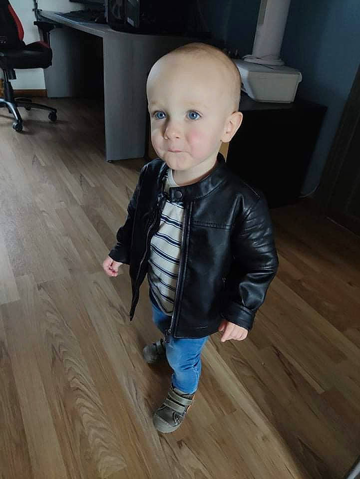 Lyam a rejoint le concours — aidez-le/la à gagner de superbes lots ! baby_toddler_clothing, cheek, face, floor, flooring, grey, hair, hardwood, head, jeans, joint, laminate_flooring, person, skin, sleeve, standing, t_shirt, toddler, varnish, wood