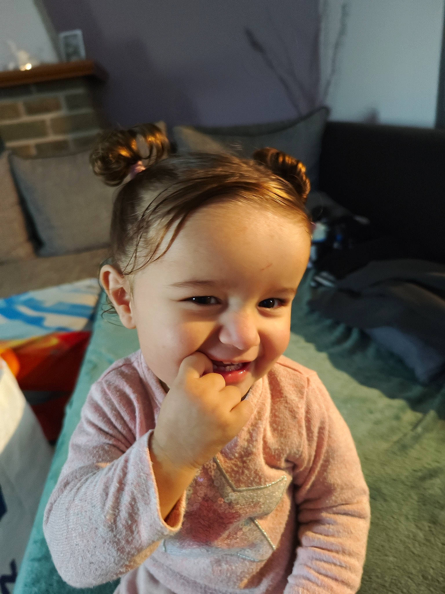 Naomie participe au concours pour gagner de l'argent avec cette photo : baby, baby_toddler_clothing, cheek, ear, eye, finger, fun, gesture, hair, happy, iris, joy, lip, mouth, nose, person, sitting, skin, sleeve, smile
