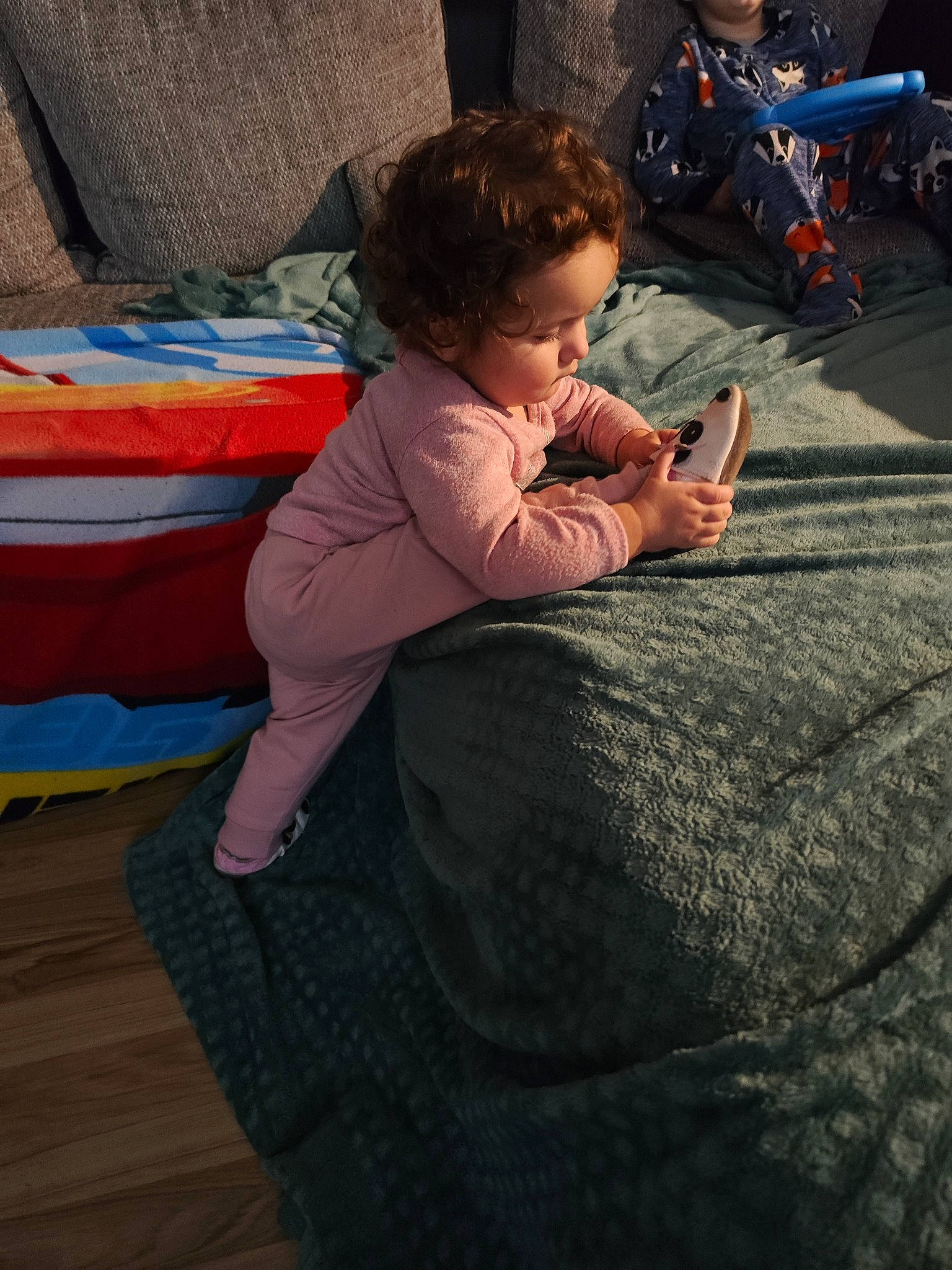 Naomie participe au concours pour gagner de l'argent avec cette photo : bag, boot, carmine, child, comfort, flooring, fun, grass, human_leg, lap, leisure, linens, luggage_and_bags, person, play, recreation, sitting, tints_and_shades, toddler, vacation