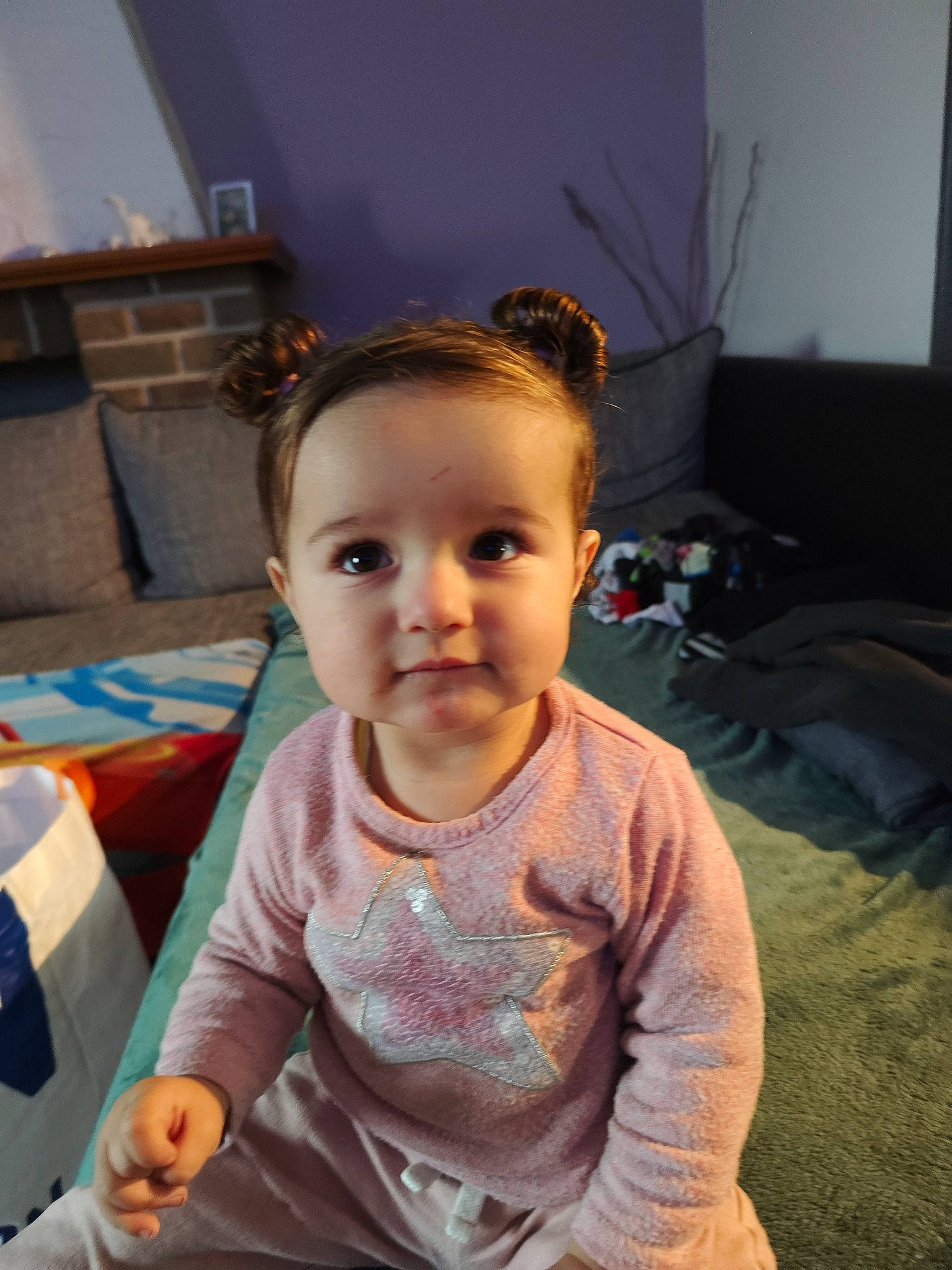 Naomie participe au concours pour gagner de l'argent avec cette photo : baby, baby_toddler_clothing, cheek, child, comfort, couch, ear, flooring, fun, happy, iris, person, room, sitting, skin, smile, t_shirt, toddler, vacation