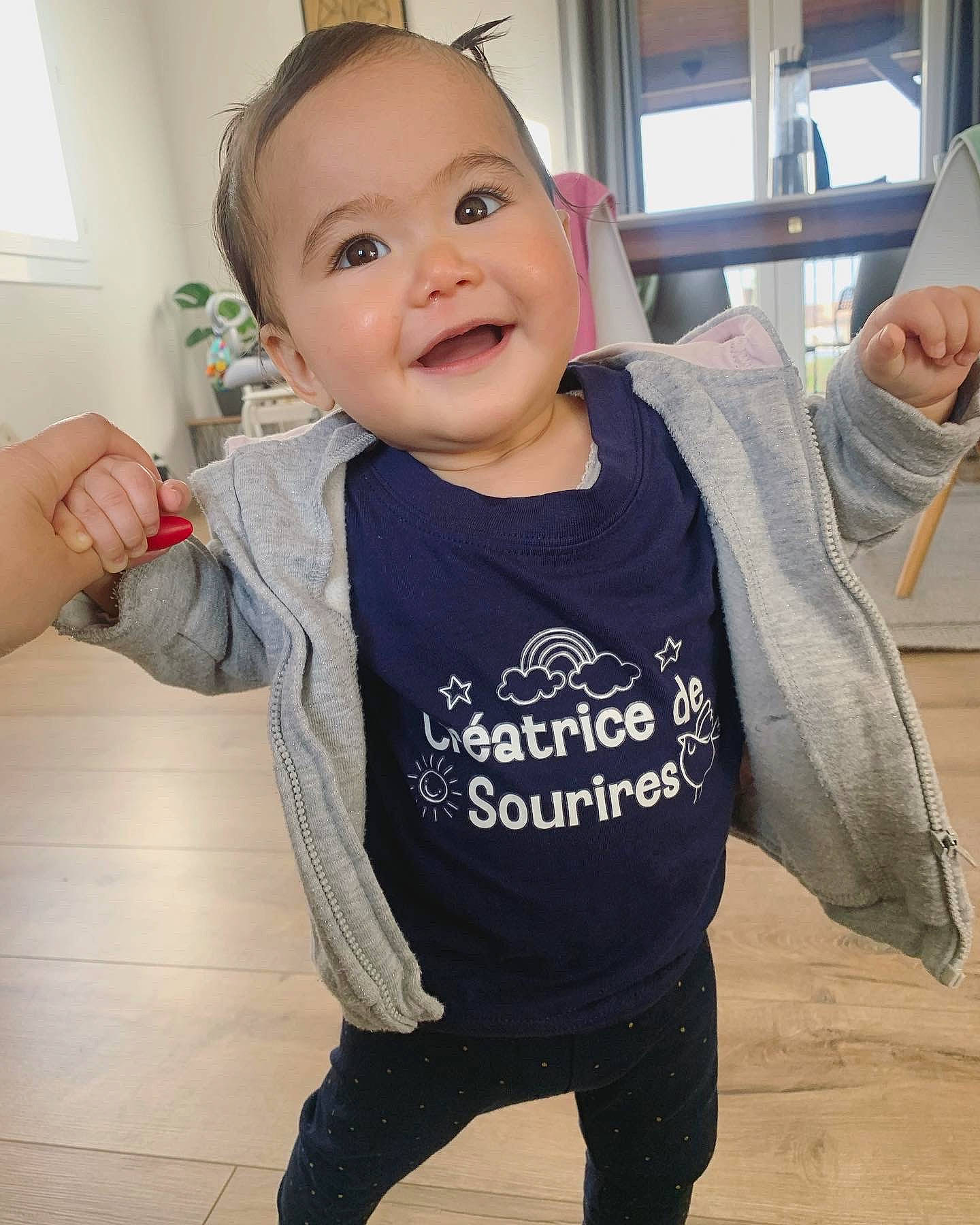 June a rejoint le concours — aidez-le/la à gagner de superbes lots ! arm, baby_toddler_clothing, cheek, cool, face, finger, gesture, hand, happy, head, human_body, joint, joy, neck, nose, person, shoulder, skin, sleeve, smile