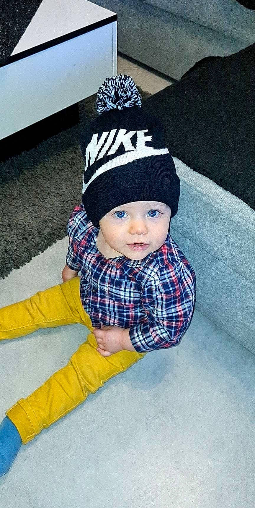 Maylonn a rejoint le concours — aidez-le/la à gagner de superbes lots ! baby, baby_toddler_clothing, beanie, cap, child, comfort, costume_hat, electric_blue, fashion_accessory, headgear, headwear, knit_cap, pattern, person, plaid, plant, sitting, sleeve, tartan, toddler